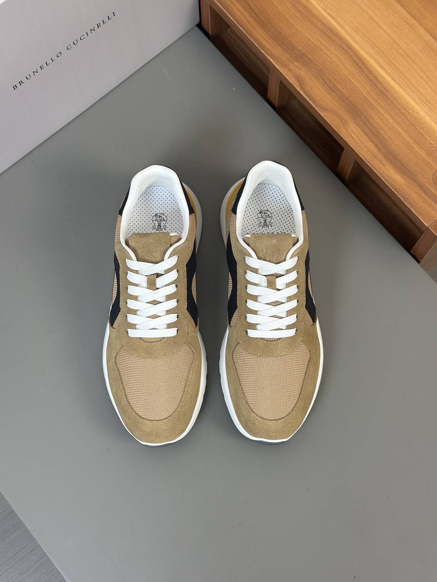 Brunello Cucinelli mocasines de ante para hombreLos materiales preciosos enriquecen el estilo inform