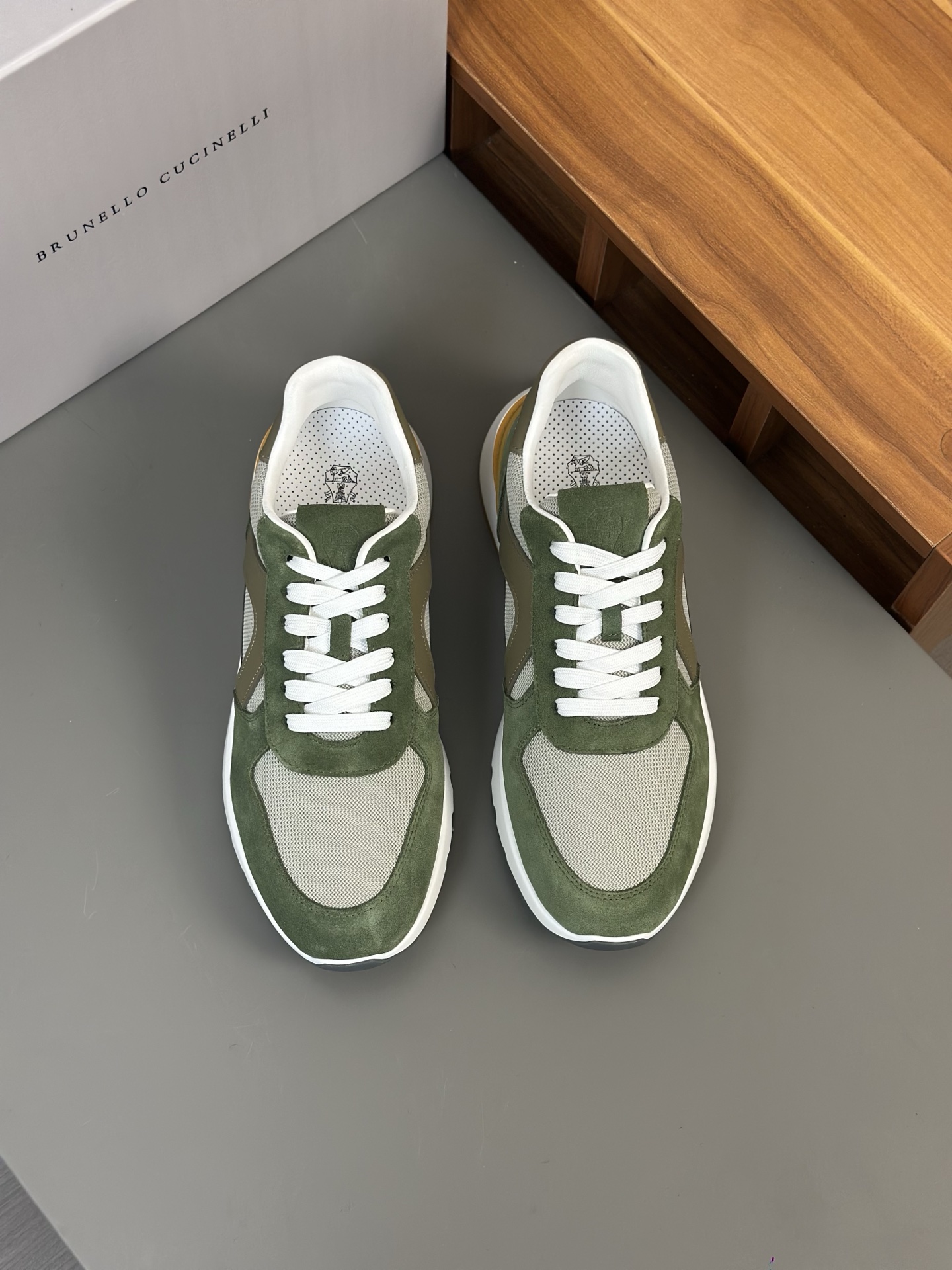 Brunello Cucinelli mocasines de ante para hombreLos materiales preciosos enriquecen el estilo inform