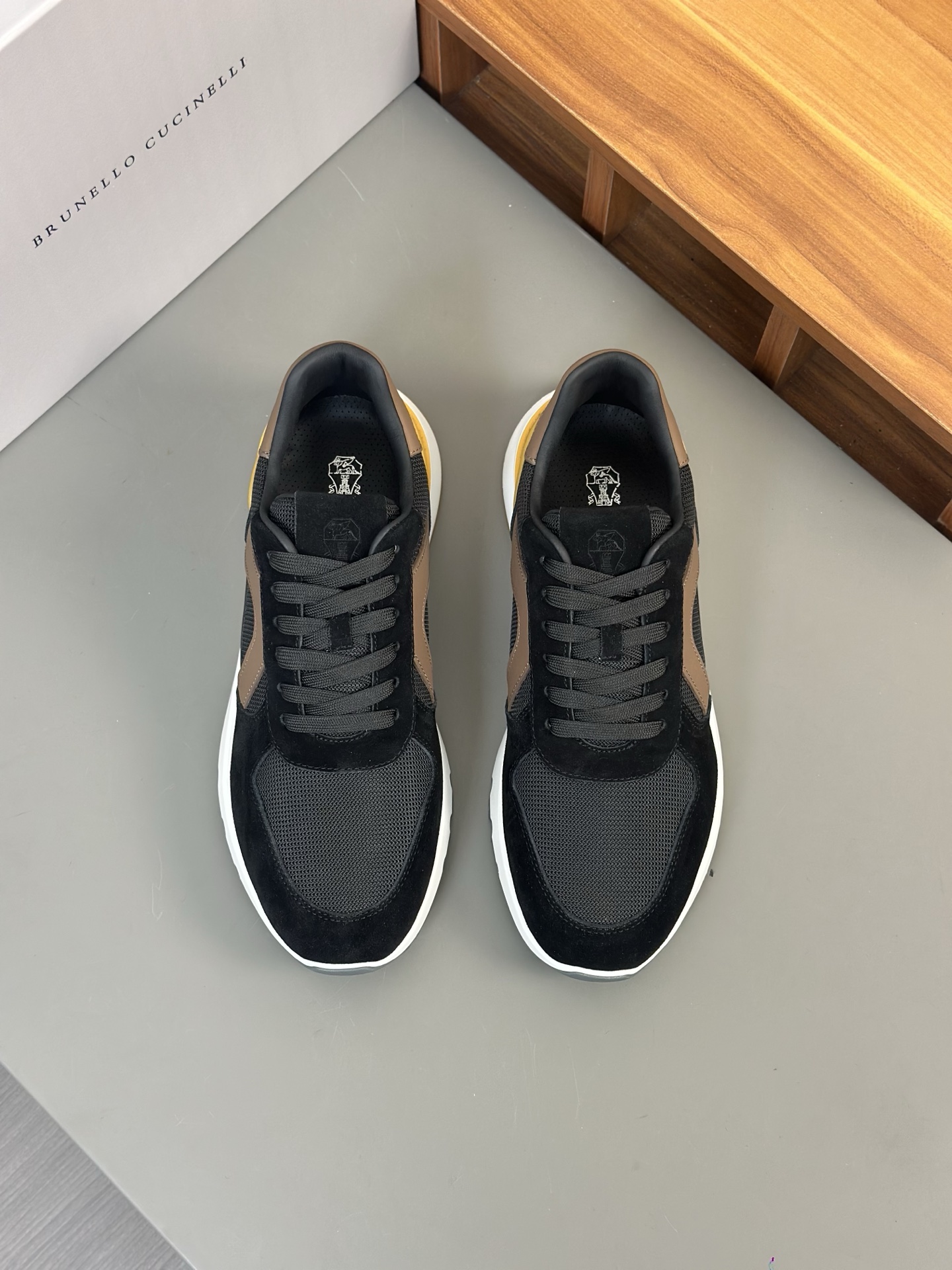 Brunello Cucinelli mocasines de ante para hombreLos materiales preciosos enriquecen el estilo inform