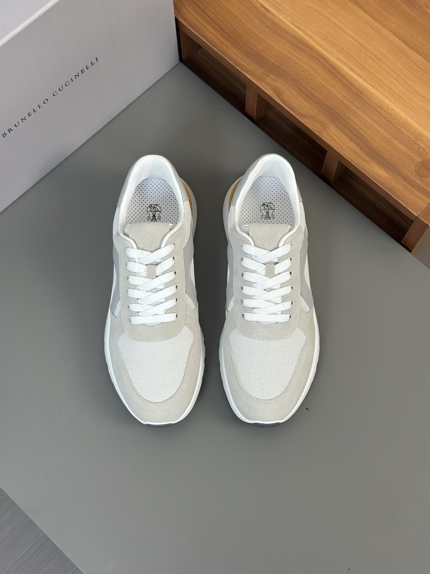 Brunello Cucinelli mocasines de ante para hombreLos materiales preciosos enriquecen el estilo inform