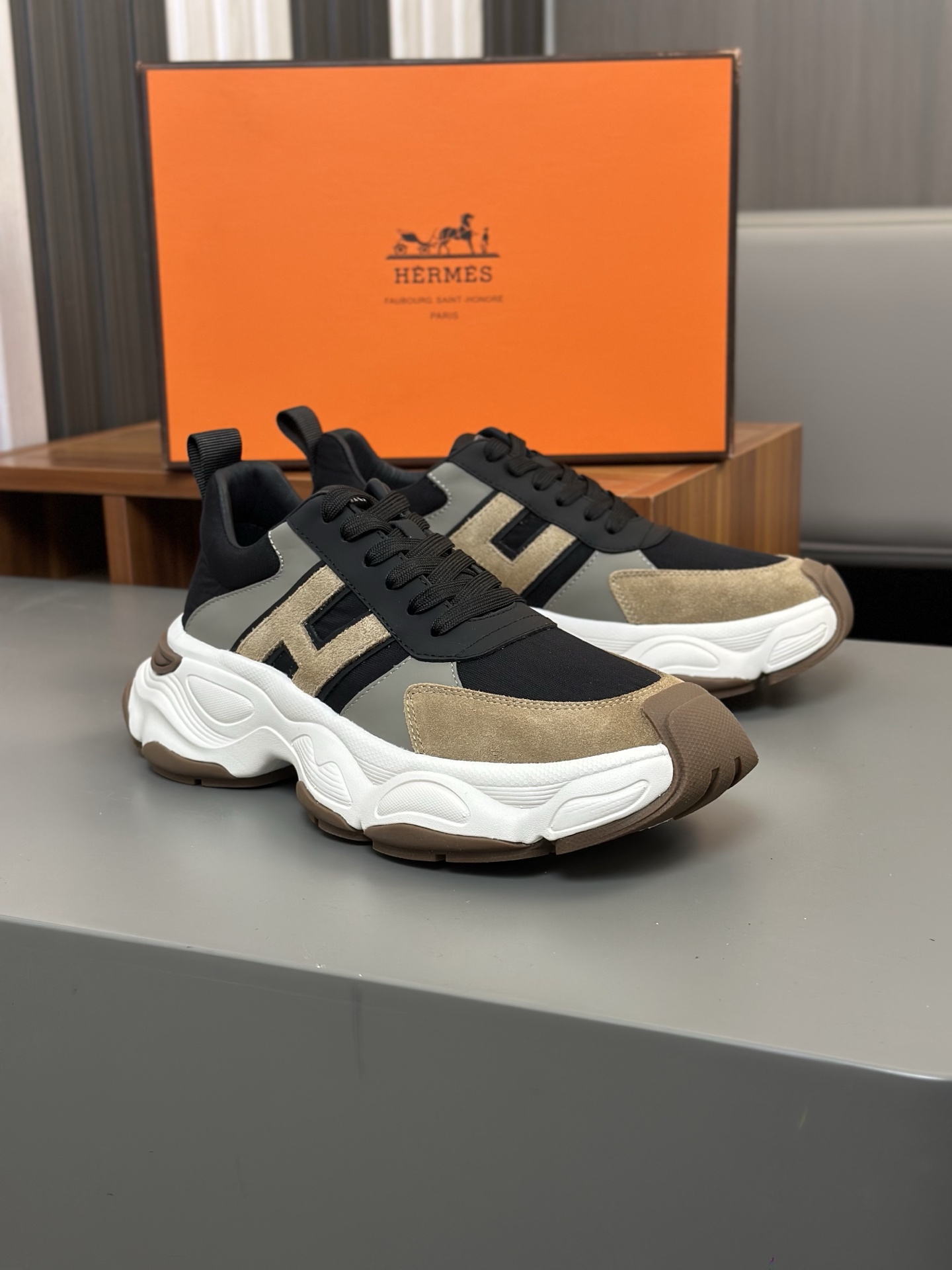 Hermès Men's High-Top Leather Sneakers - Modern Style & Comfort 5 i1743406538081 5524 0 3