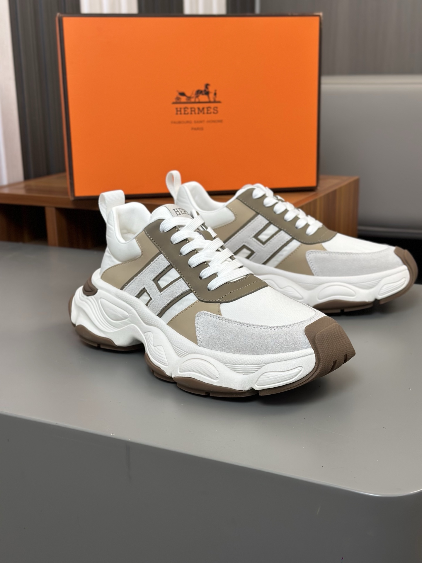 Hermès Men's High-Top Leather Sneakers, Casual and Comfortable for Everyday Wear 5 i1743406604477 2836 0 3