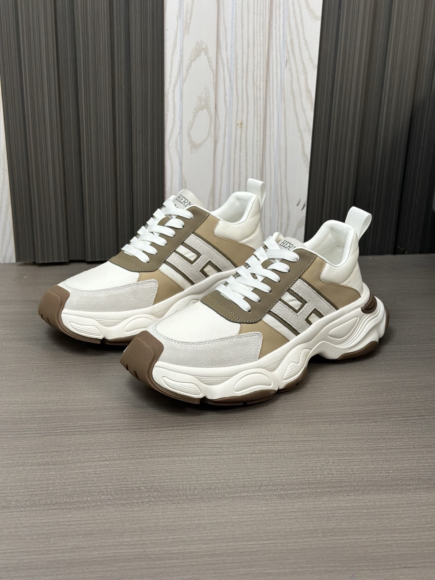 Hermès Men's High-Top Leather Sneakers, Casual and Comfortable for Everyday Wear 7 i1743406606114 7125 0 5