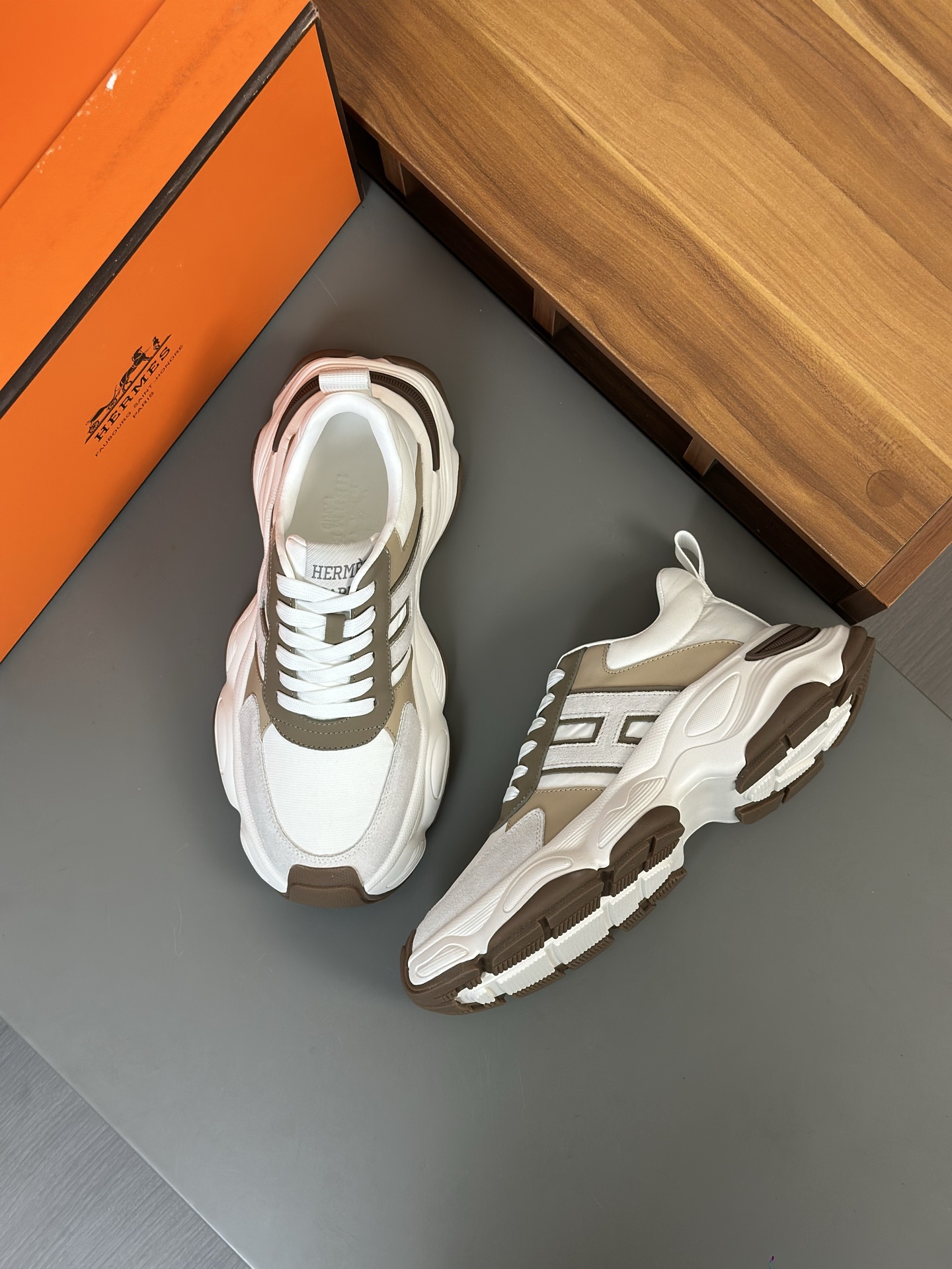 Hermès Men's High-Top Leather Sneakers, Casual and Comfortable for Everyday Wear 3 i1743406606326 2629 0 1