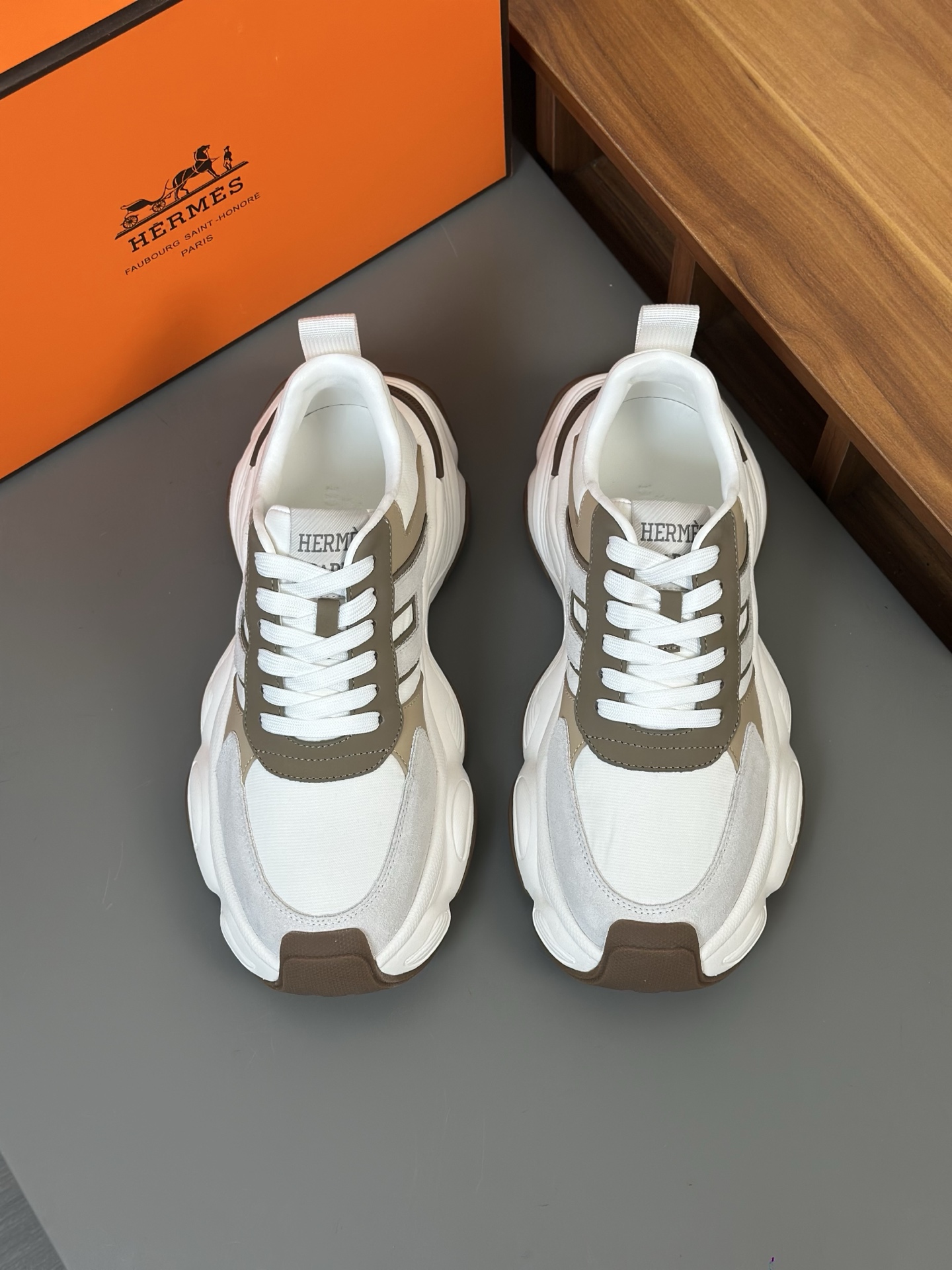 Hermès Men's High-Top Leather Sneakers, Casual and Comfortable for Everyday Wear 2 i1743406606715 1151 0 0