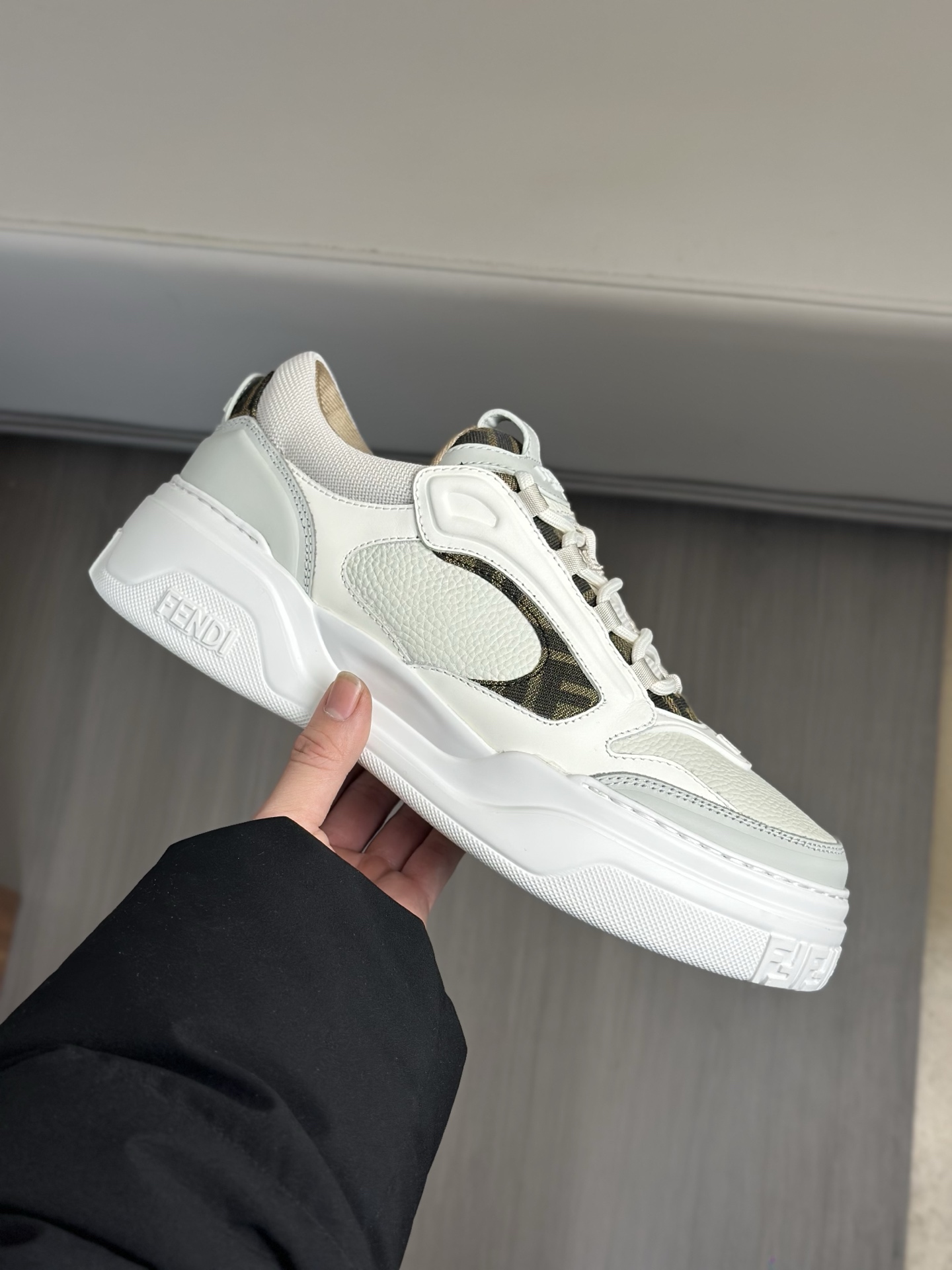 [FENDI] Fendi P380-Calidad de gama alta Original casual sneakers- Parte superior: piel de becerro na