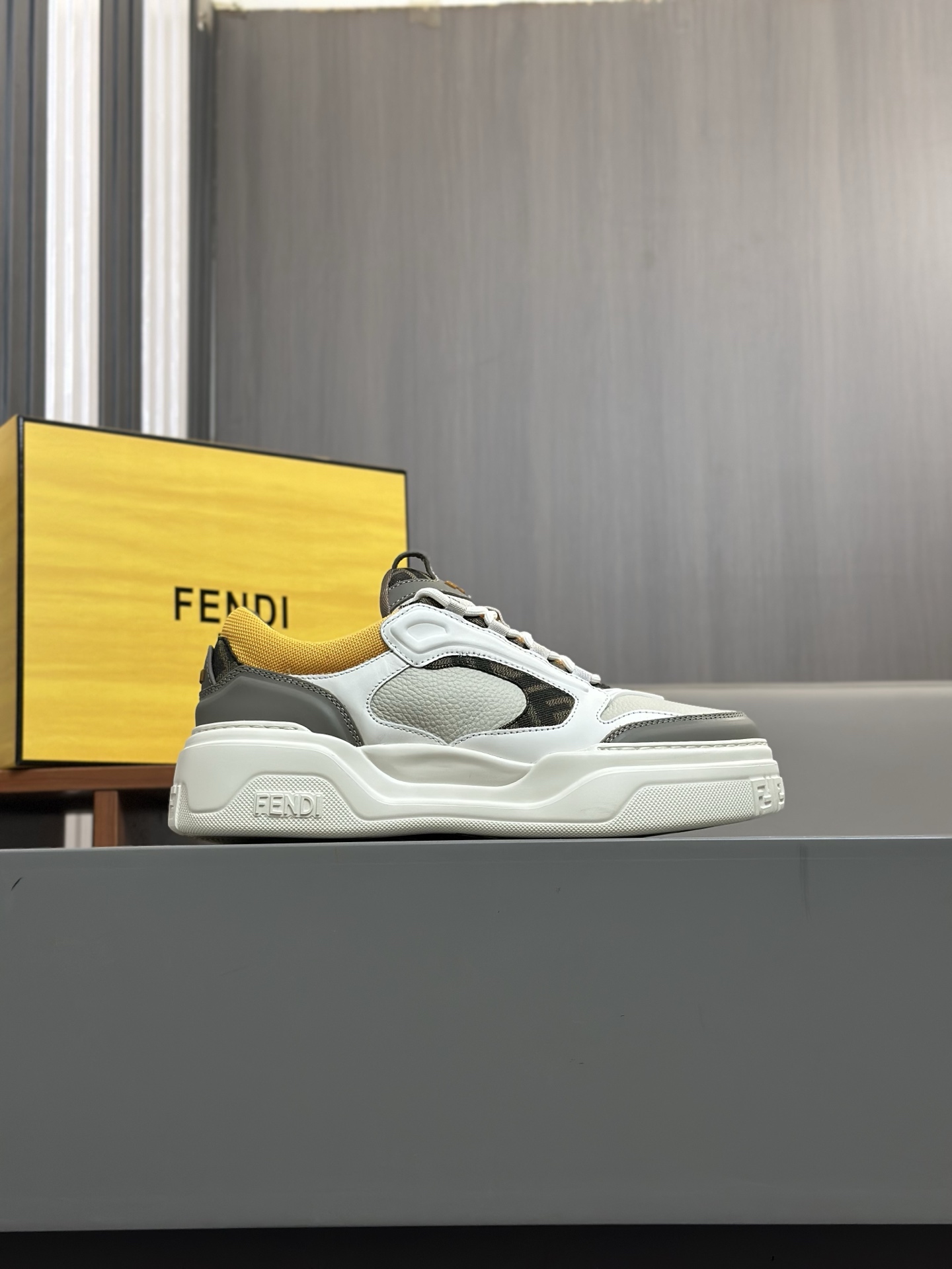 [FENDI] Fendi P380-Calidad de gama alta Original casual sneakers- Parte superior: piel de becerro na