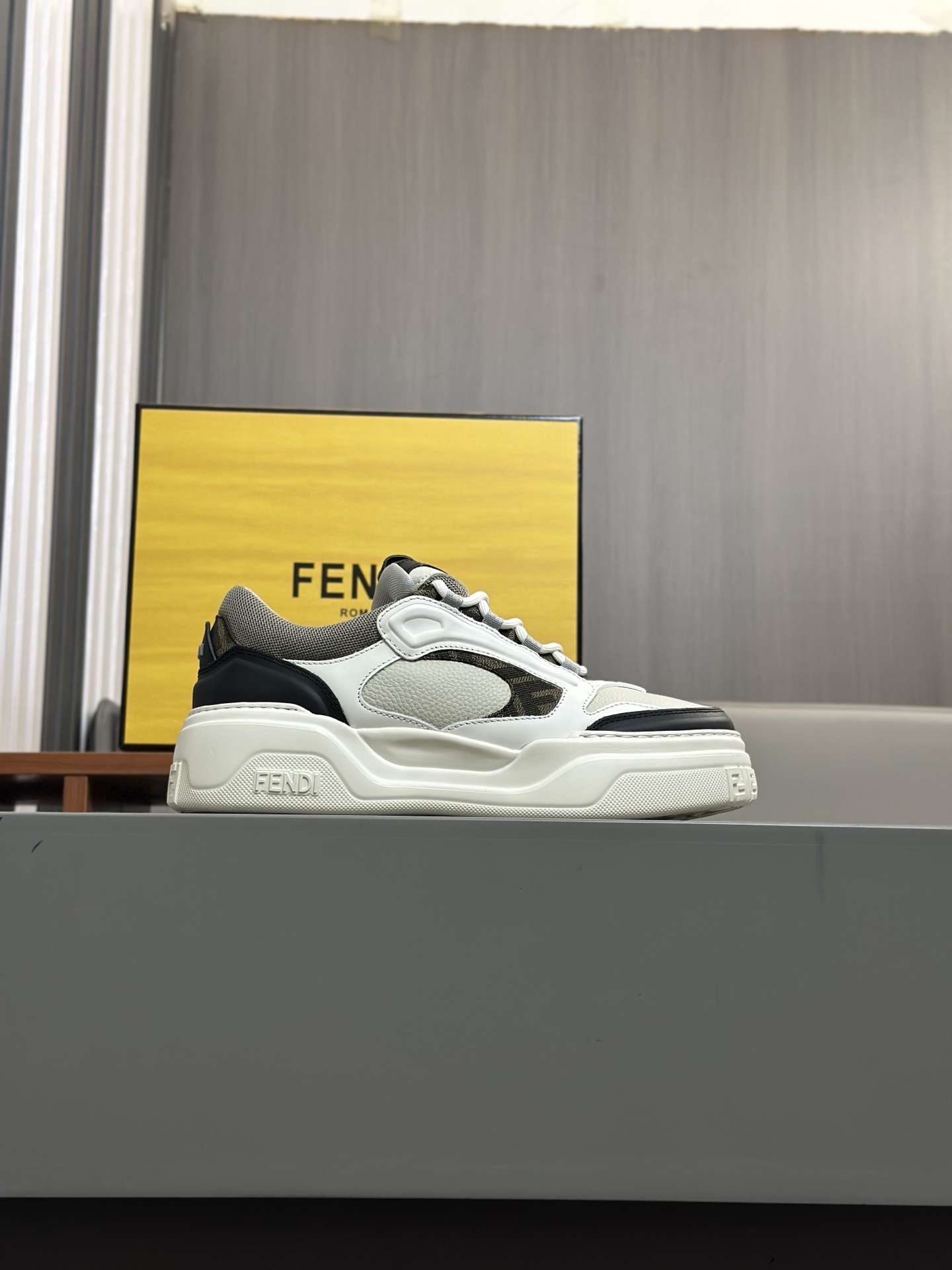 [FENDI] Fendi P380-Calidad de gama alta Original casual sneakers- Parte superior: piel de becerro na