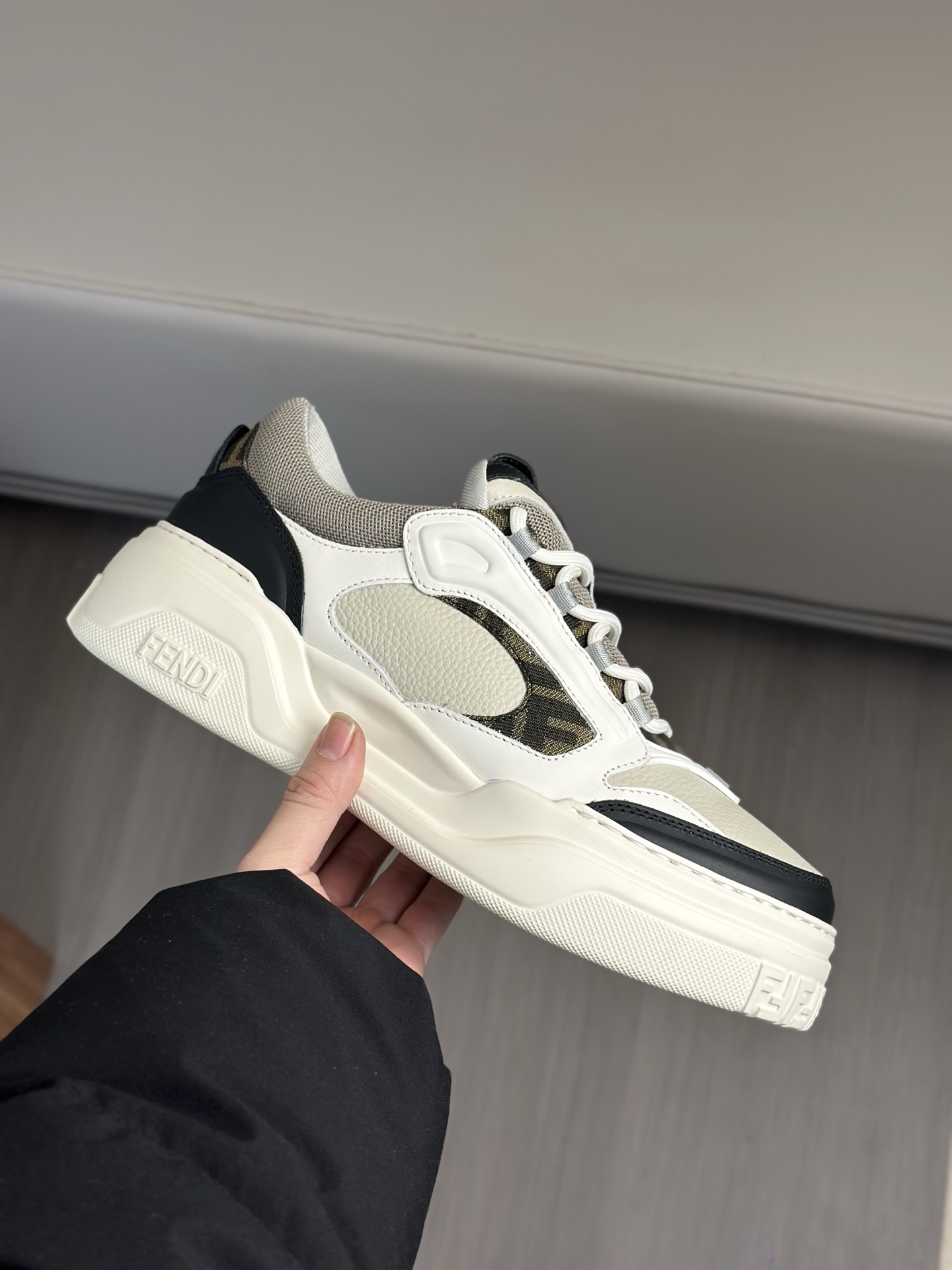 [FENDI] Fendi P380-Calidad de gama alta Original casual sneakers- Parte superior: piel de becerro na