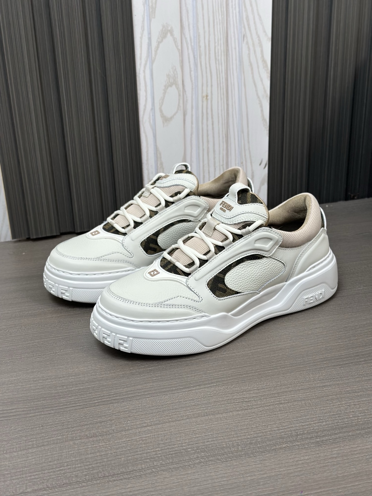 [FENDI] Fendi P380-Calidad de gama alta Original casual sneakers- Parte superior: piel de becerro na