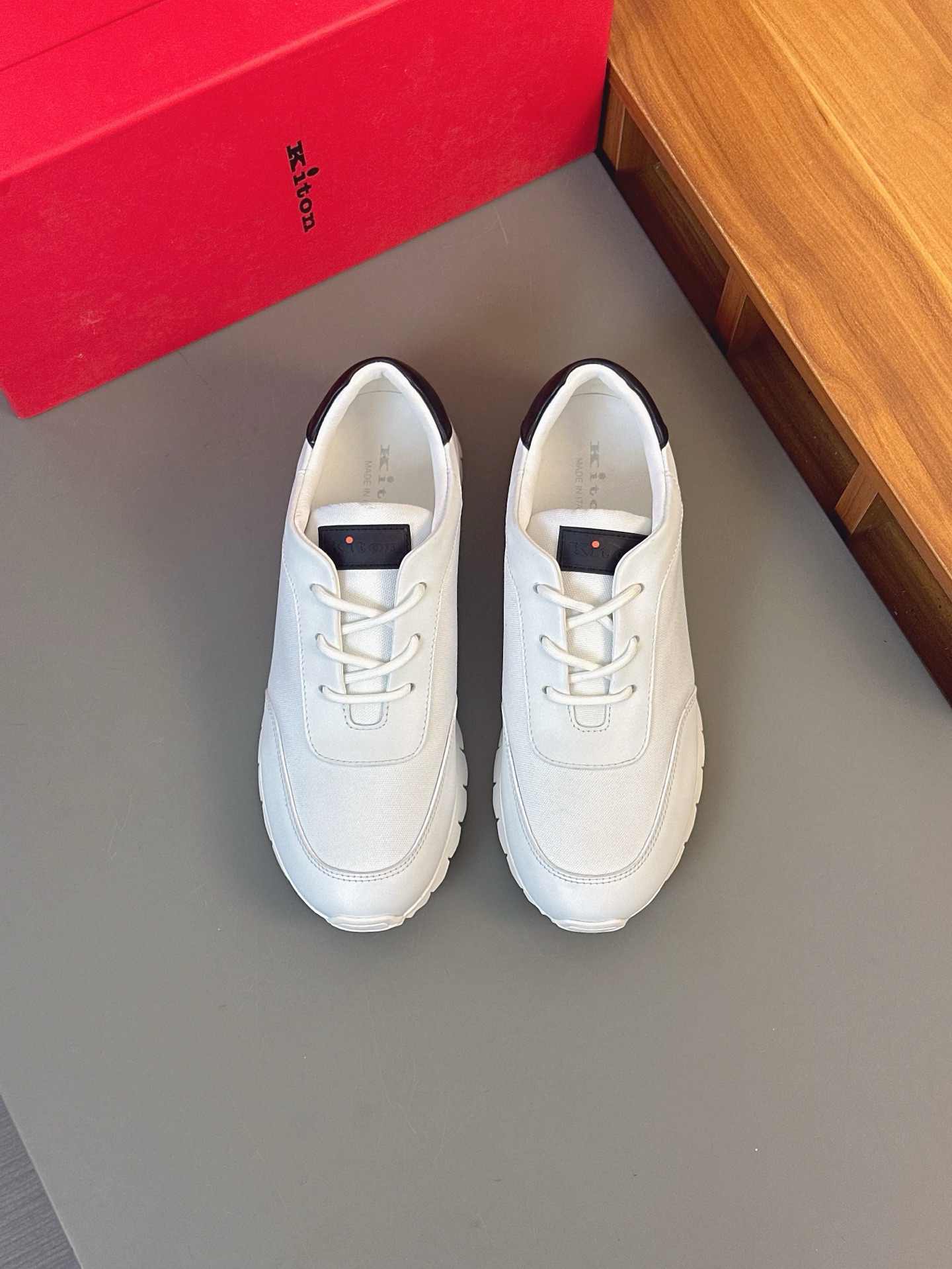 NO:276391,Kiton high-end luxury products, men's casual sneakers, upper is made of calf leather and breathable mesh, leather is soft and delicate, shoes and tongue embroidered Kiton micro-mark, white lightweight original outsole, providing a comfortable foot feeling!  Size39-44 (38 45 customized),,sneakers,cowhide19860909Kiton高端奢品,男士休闲运动鞋,鞋面由小牛皮配透气网布制成,皮质柔软细腻,鞋舌刺绣Kiton微标,白色轻质原版大底,提供舒适脚感！ Size39-44（38 45 定做）,,sneakers,cowhide,Men's shoes