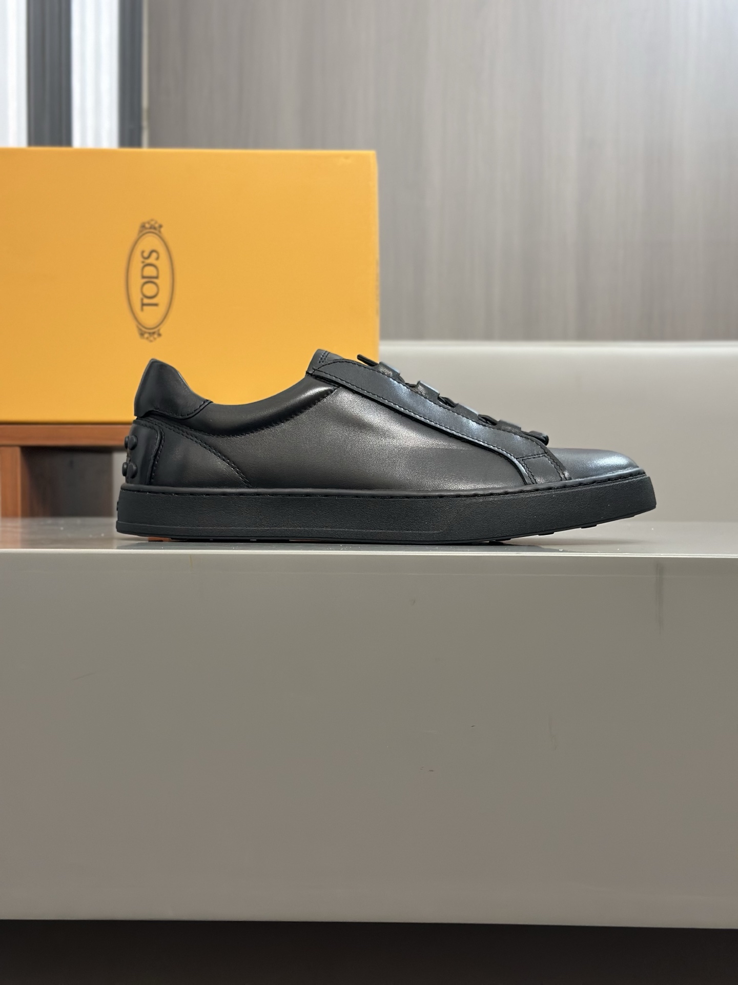 460TODS Tod's New SneakersEstas deportivas Tod's están confeccionadas en elegante piel de vacuno con