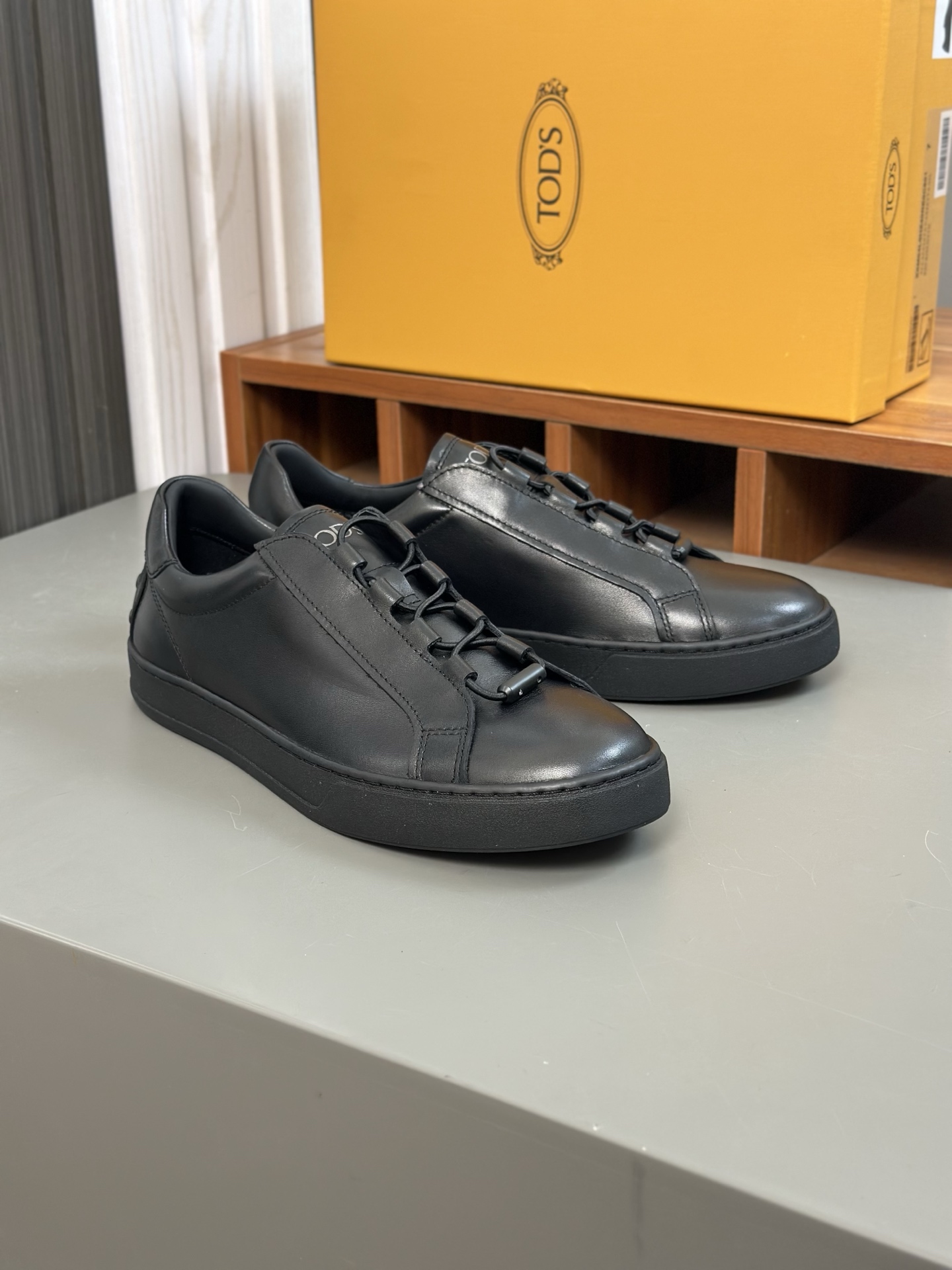 460TODS Tod's New SneakersEstas deportivas Tod's están confeccionadas en elegante piel de vacuno con