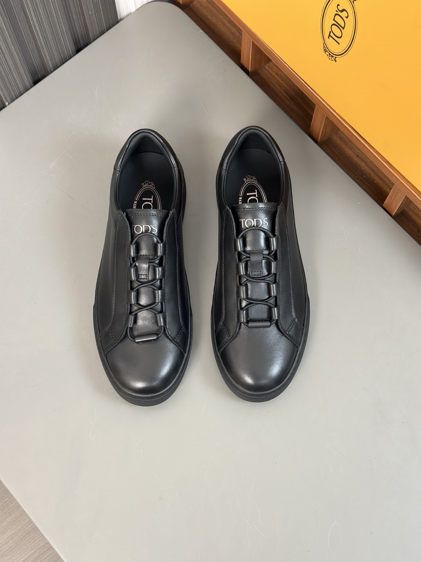 460TODS Tod's New SneakersEstas deportivas Tod's están confeccionadas en elegante piel de vacuno con