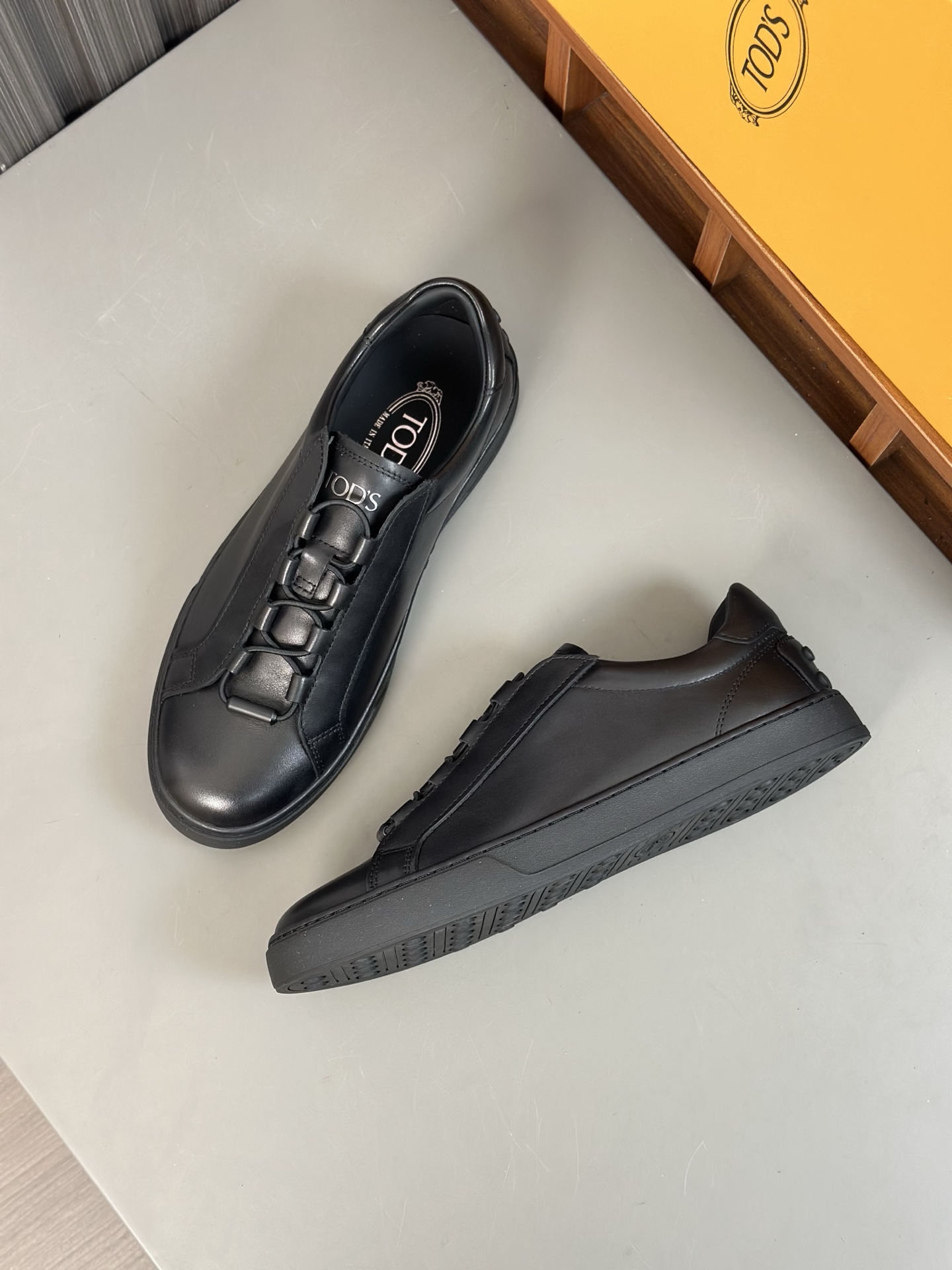 460TODS Tod's New SneakersEstas deportivas Tod's están confeccionadas en elegante piel de vacuno con
