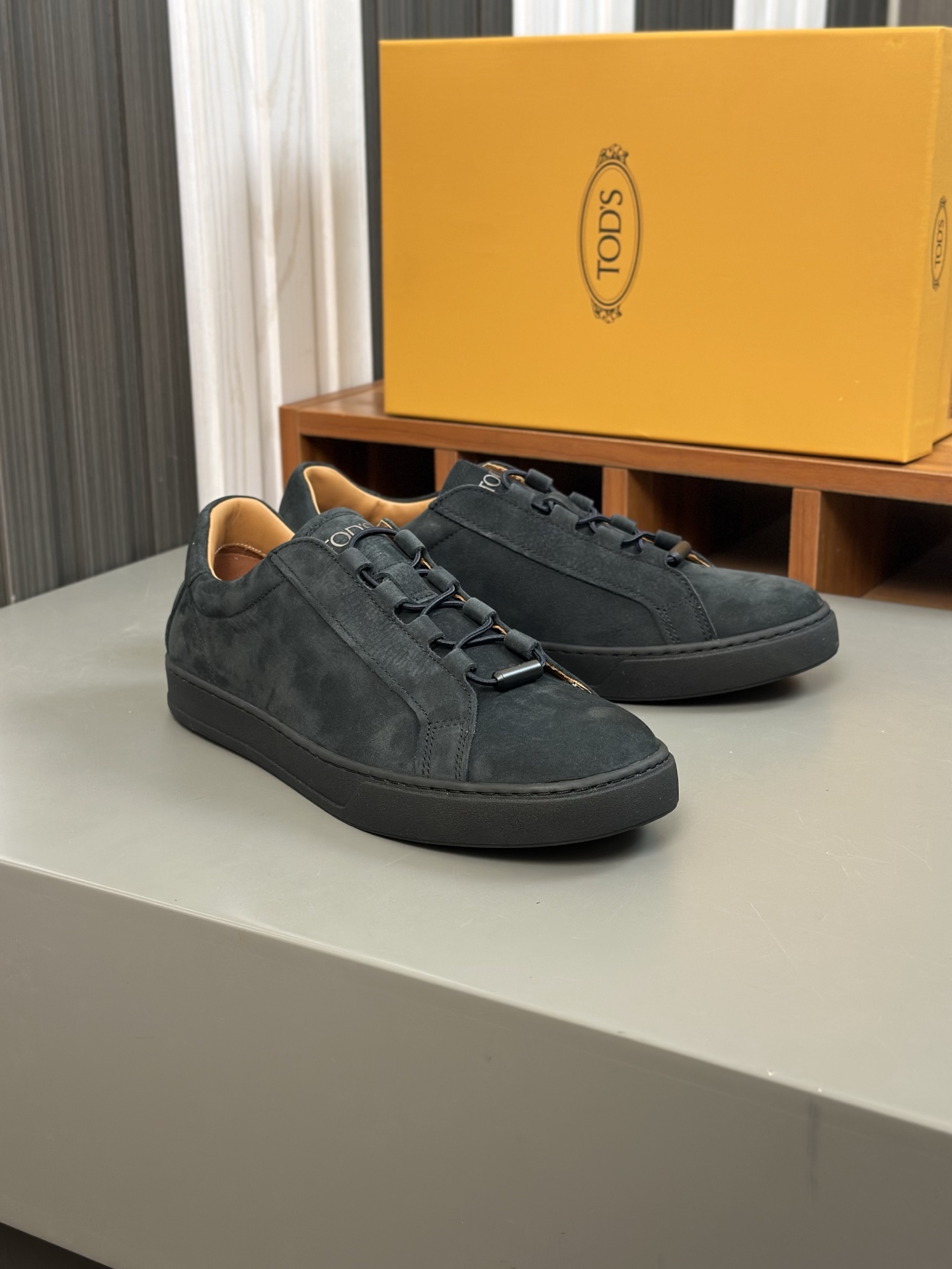 460TODS Tod's New SneakersEstas deportivas Tod's están confeccionadas en elegante piel de vacuno con