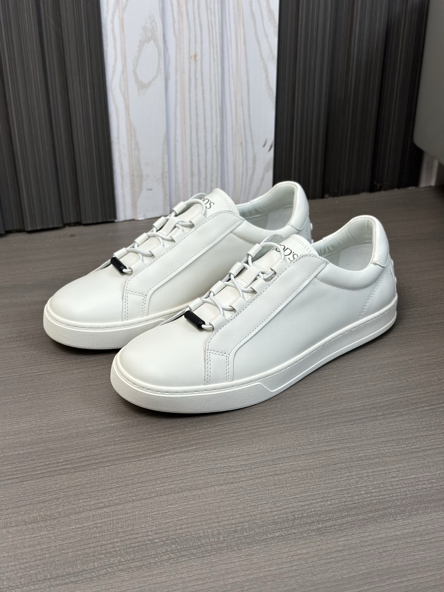 460TODS Tod's New SneakersEstas deportivas Tod's están confeccionadas en elegante piel de vacuno con