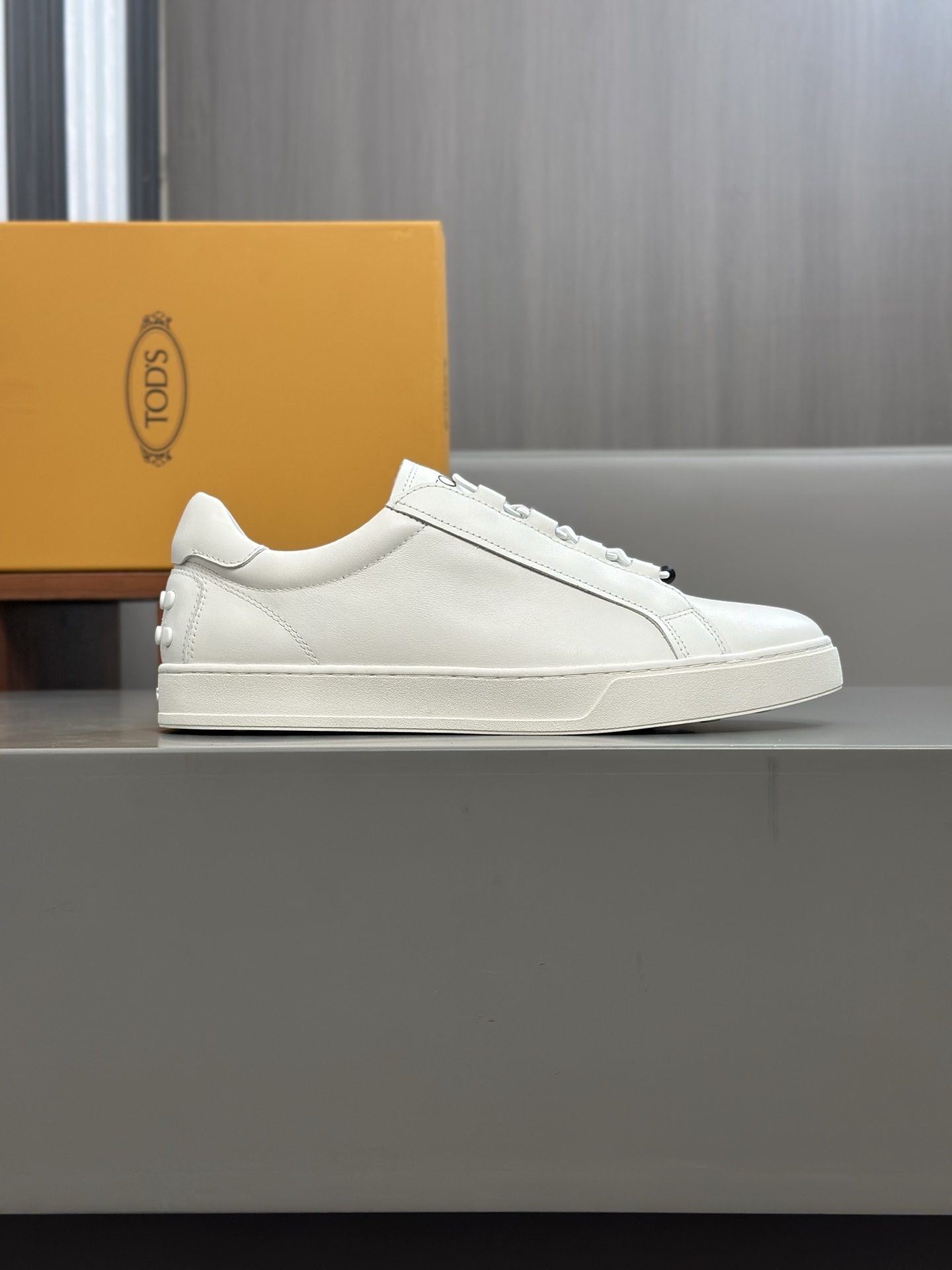 460TODS Tod's New SneakersEstas deportivas Tod's están confeccionadas en elegante piel de vacuno con