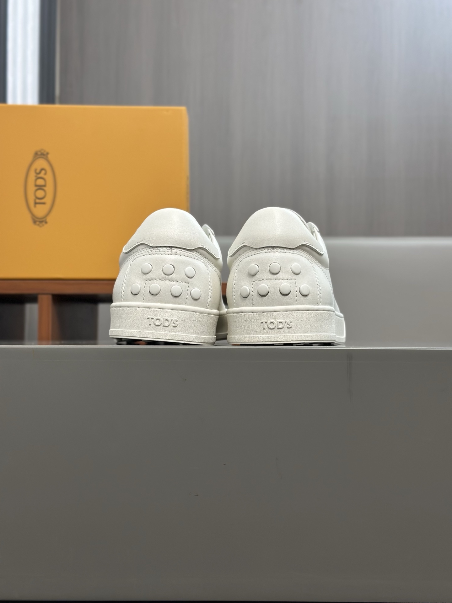 460TODS Tod's New SneakersEstas deportivas Tod's están confeccionadas en elegante piel de vacuno con