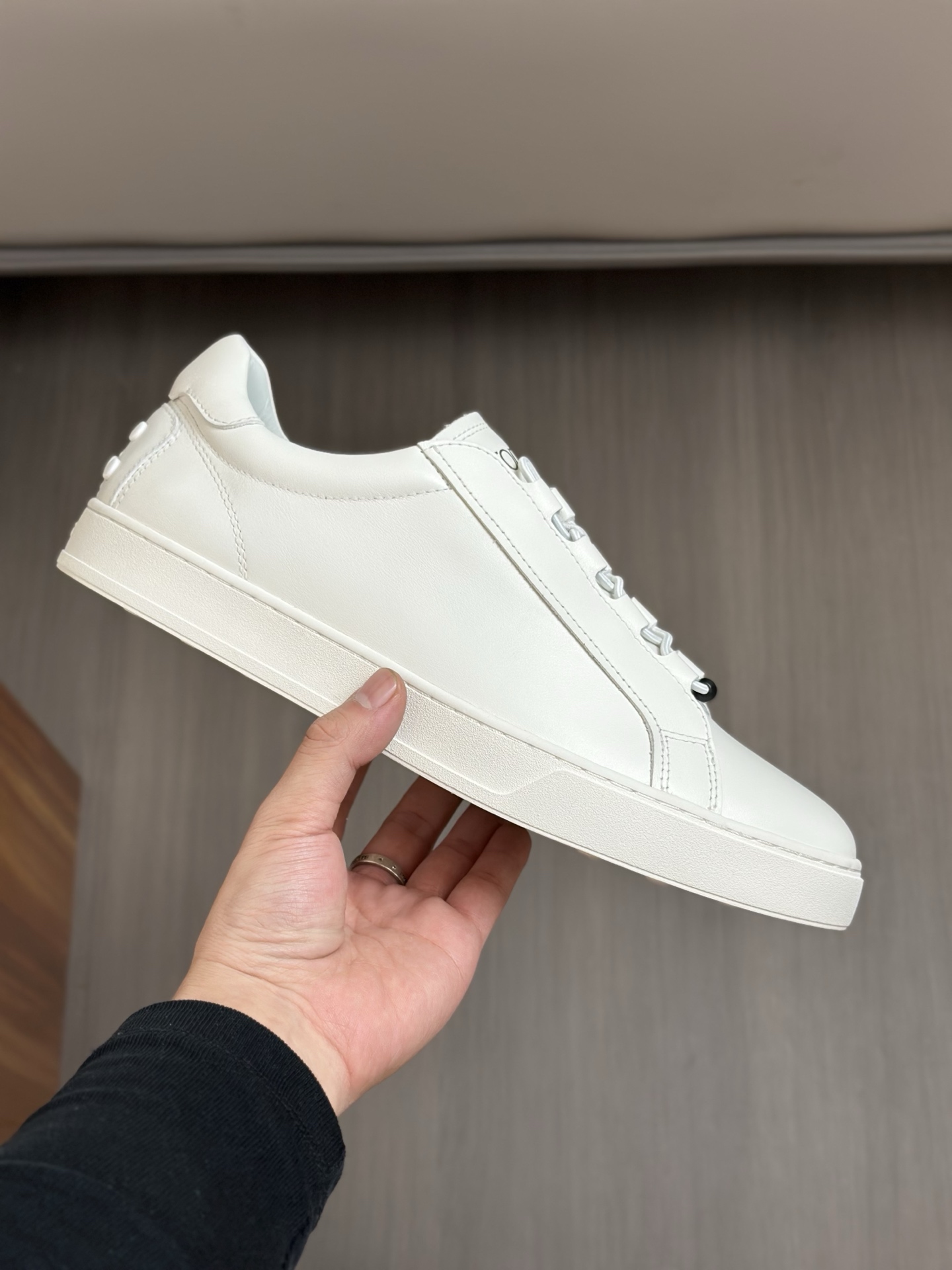 460TODS Tod's New SneakersEstas deportivas Tod's están confeccionadas en elegante piel de vacuno con