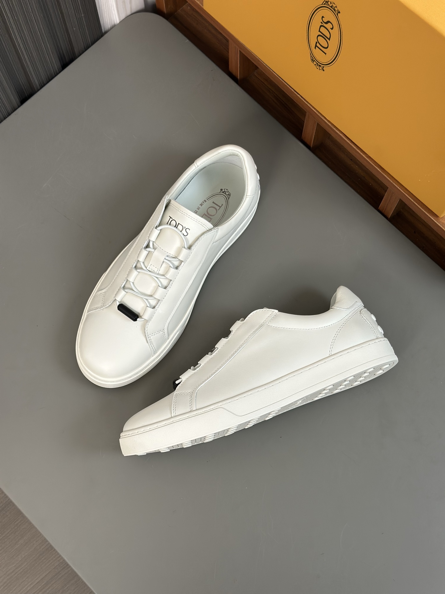 460TODS Tod's New SneakersEstas deportivas Tod's están confeccionadas en elegante piel de vacuno con