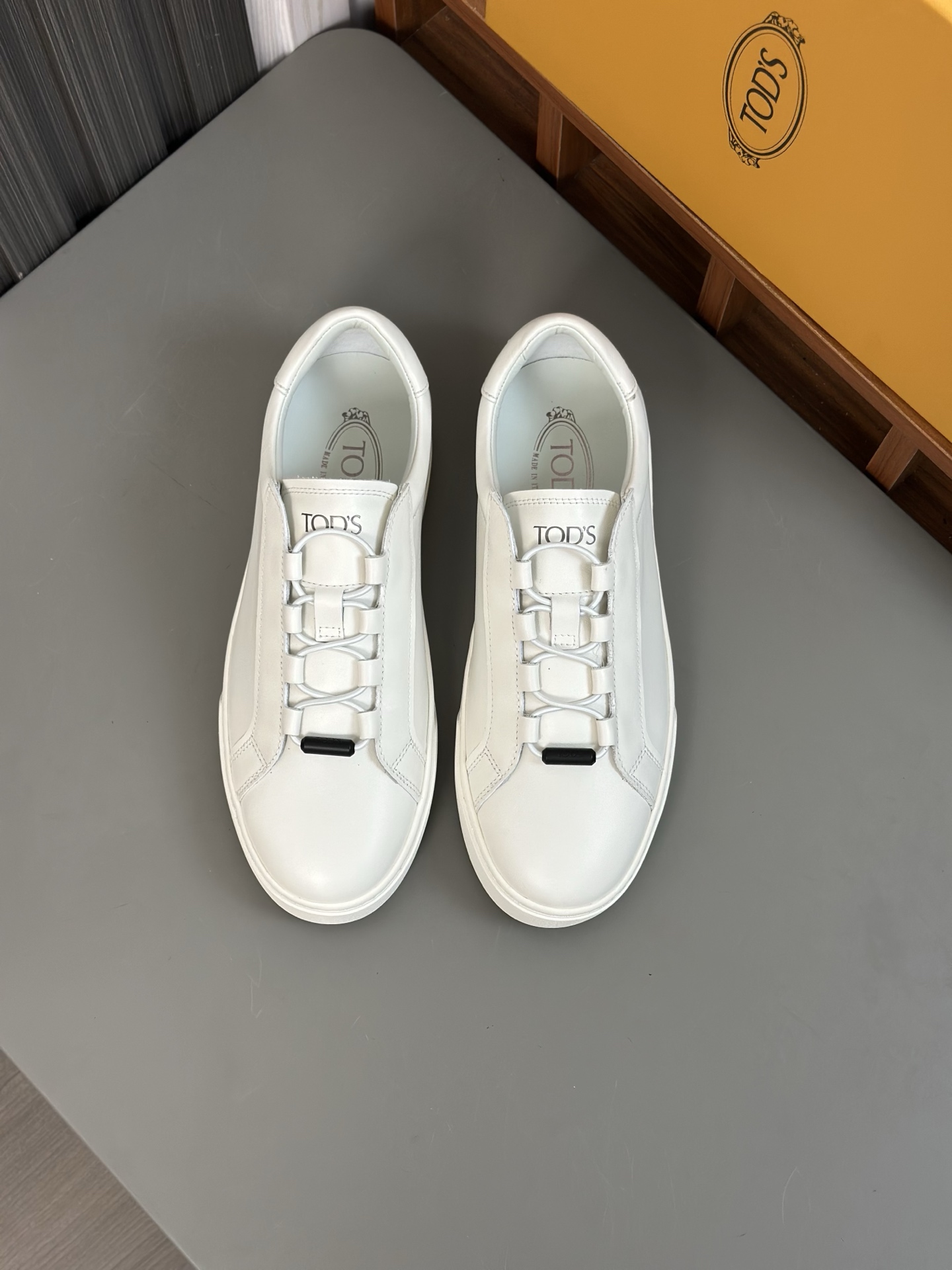 460TODS Tod's New SneakersEstas deportivas Tod's están confeccionadas en elegante piel de vacuno con