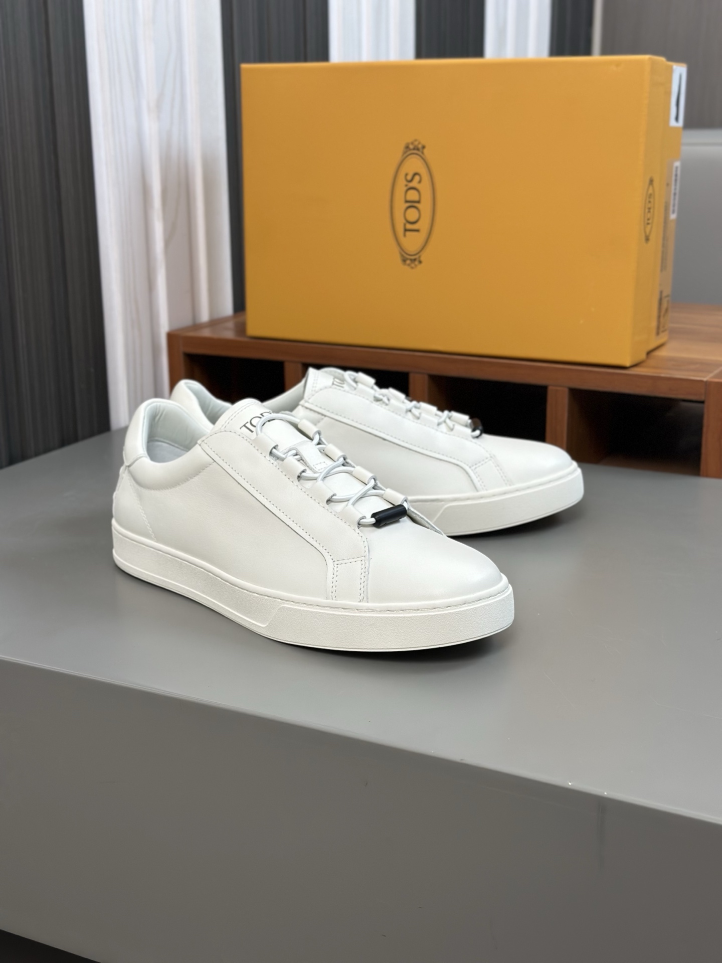 460TODS Tod's New SneakersEstas deportivas Tod's están confeccionadas en elegante piel de vacuno con
