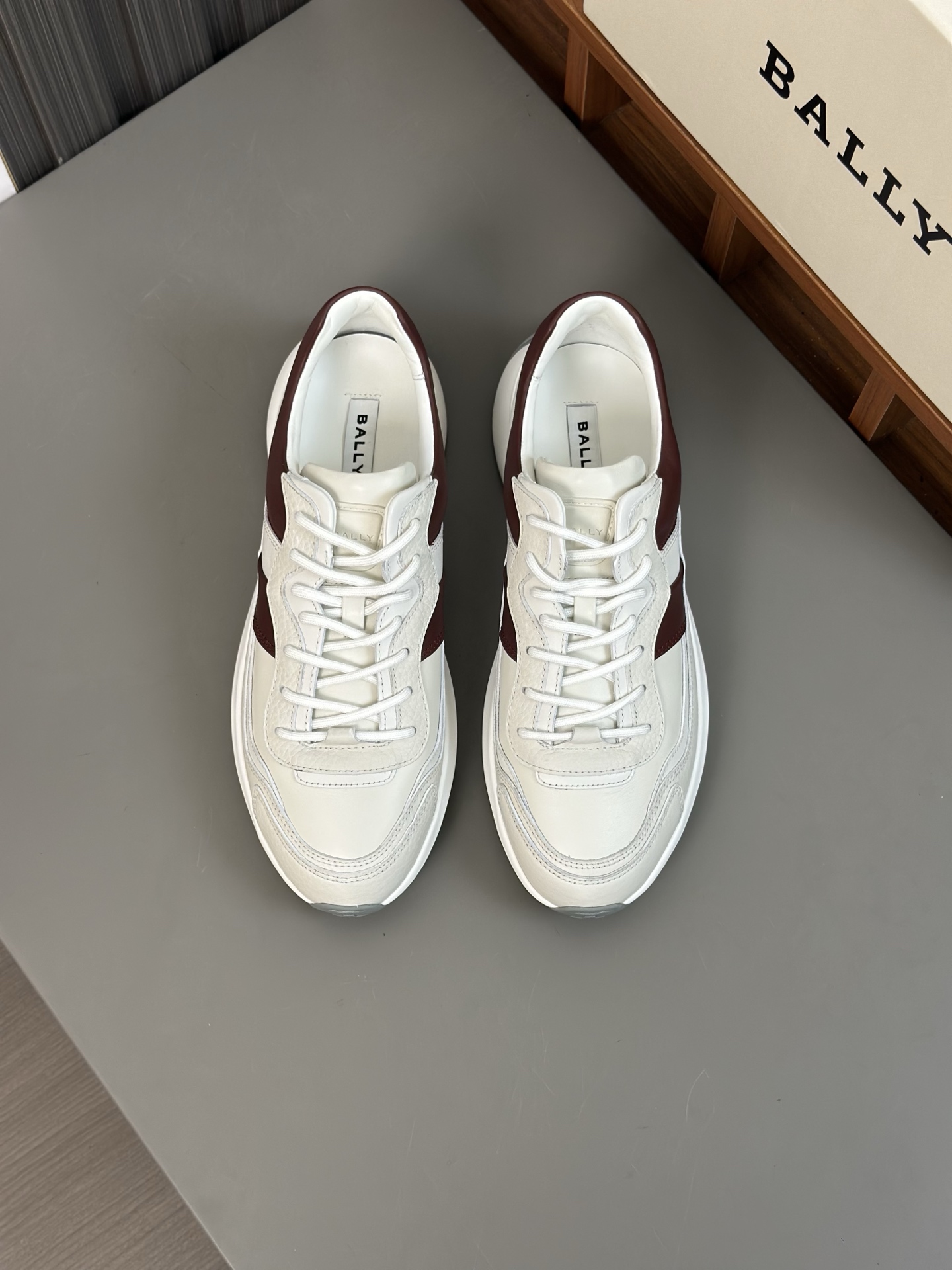 NO:276396,Bally/Bally Demmy sneakers are made of mixed materials based on daily shapes, made of solid colors and suede cowhide leather, and matched with textured mesh, comfortable and soft sheepskin inner. Contrasted color decoration on both sides adds new ideas. Ultra-light original outsole. Size 39-44, ballly, sneakers, cowhide, sheepskin19860909Bally/巴利 Demmy 运动鞋 在日常造型基础上采用混合材质,选用纯色与绒面牛皮革,搭配质感网布制成,舒适软软羊皮内里.两侧运用撞色装饰增添新意.超轻原版大底. 码数39-44码,,bally,sneakers,cowhide,sheepskin,Men's shoes