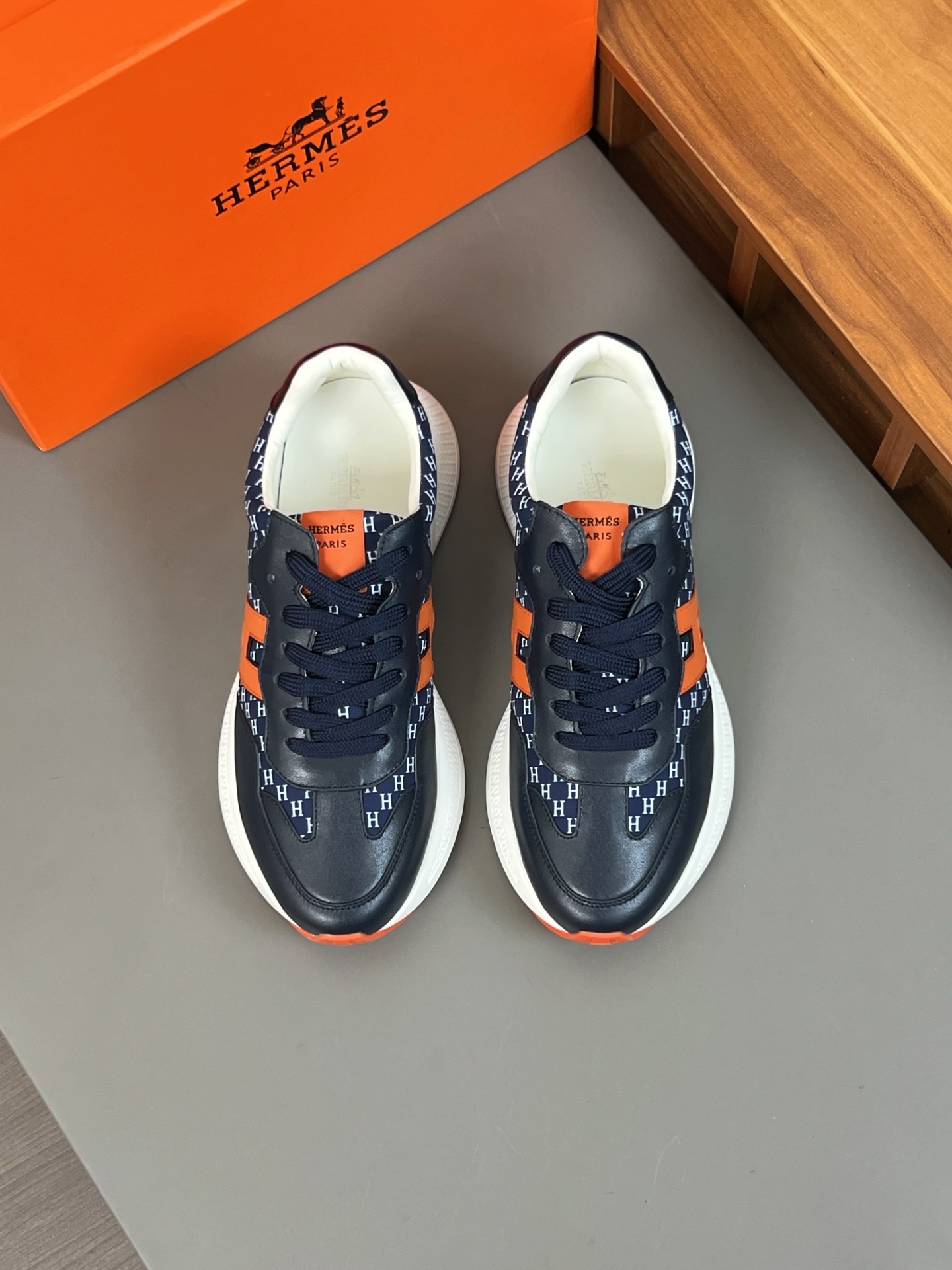 NO:276560,【HERMES】HERMES - High-end quality Original single - Upper smacked calfskin, brand canvas cloth, shoe body square H totem - Inner water dyed cowhide - Outsole ultralight TPU foaming·rubber; Two-color molded sole - Ultra-high quality control·fine workmanship highlighted (high-end, noble, grade) -Size 39-44 (38,45, custom made),, hermes, hermes, cowhide19860909【 HERMES】爱马仕  -高端品质 原单 -鞋面摔纹小牛皮、品牌帆布布匹、鞋身车缝H图腾 -内里水染牛皮 -大底超轻TPU发泡·橡胶；双色成型大底 -超高品控·做工精细凸显(高端·贵气·档次) -Size 39-44（38,45,可订做),,hermes,hermes,cowhide,Men's shoes