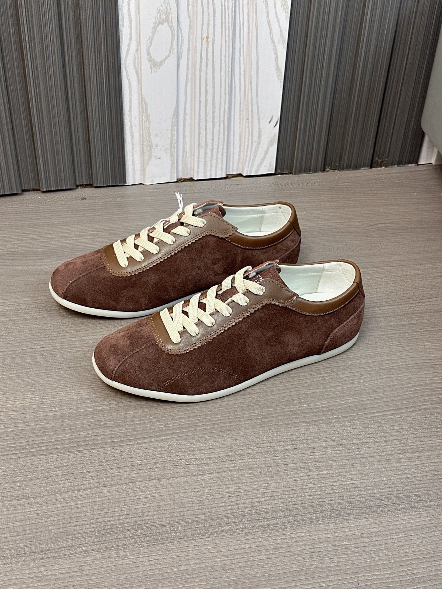 Brunello Cucinelli entrenadores de gamuza, zapatos de entrenamiento alemán, zapatos casuales de los 