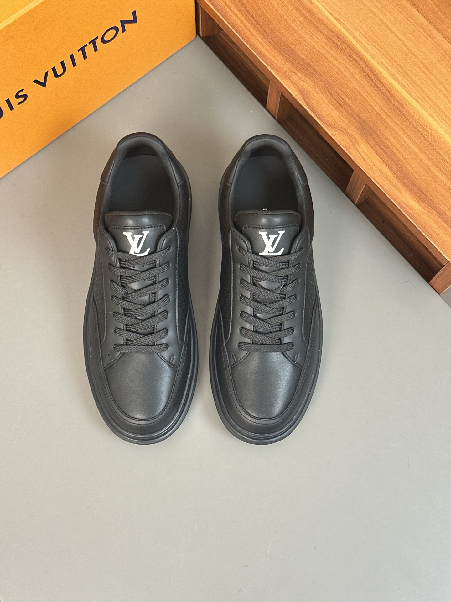 NO:278816,L Men's classic casual sneakers, this Beverly Hills sneakers are made of soft cowhide leather to depict classic Monogram prints, creating an elegant upper. The rubber outsole is thick and light, and is embossed with Louis Vuitton logo embossed. The lining inner sole and technological lining are upgraded to comfort again. The inner lining of Italy imported calfskin is high-end and comfortable, and the original outsole is light and wear-resistant!  Pure handmade, details determine quality!  Size38-44, louis vuitton,sneakers,cowhide19860909L 男士经典休闲运动鞋,本款 Beverly Hills 运动鞋为柔软牛皮革描摹经典 Monogram 印花,塑造优雅鞋面.橡胶外底厚实而不失轻盈,其上点缀路易威登标识压纹.加衬内底和科技内衬再度升级舒适体验.意大利进口小牛皮内里高档舒适,原版大底轻盈耐磨！纯手工制作,细节决定品质！ Size38-44,,louis vuitton,sneakers,cowhide,Men's shoes