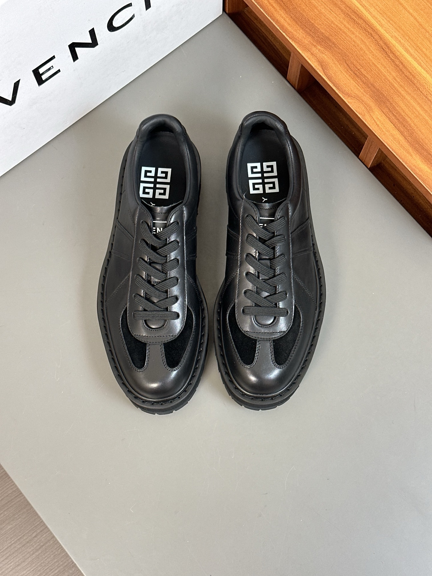 Zapatos de piel Derby para hombre-Estos zapatos de piel Derby están hechos de piel de vacuno selecci