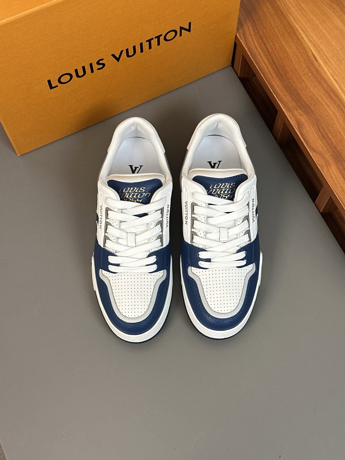 NO:279009,L Top Purchase Road New Products of Street Fried Street Men's Gods are coming, Men's Super Popular Sports Buzzing Counter New Style, Original equipped with Italian imported cowhide fabric, complex craftsmanship and domineering appearance are more fashionable, imported breathable mesh fabric inner mat, breathable and comfortable Soles are specially supplied by the original sole, super comfortable, original order goods are high quality, can enter and exit the counter at will, welcome to compare, number 38-44 (order 45 46),, cowhide19860909L 顶级代购 路 炸街男神新品来袭,男士超人气运动爆款专柜新款,原厂配置意大利进口牛皮面料,复杂工艺霸气的外观搭配新底更加潮达人,进口透气网布内里垫,透气舒适 鞋底原厂特供原版底超级舒适,原厂跟单货高品质,可随意进出专柜,欢迎对比,码数 38-44（ 订 45 46）,,cowhide,Men's shoes