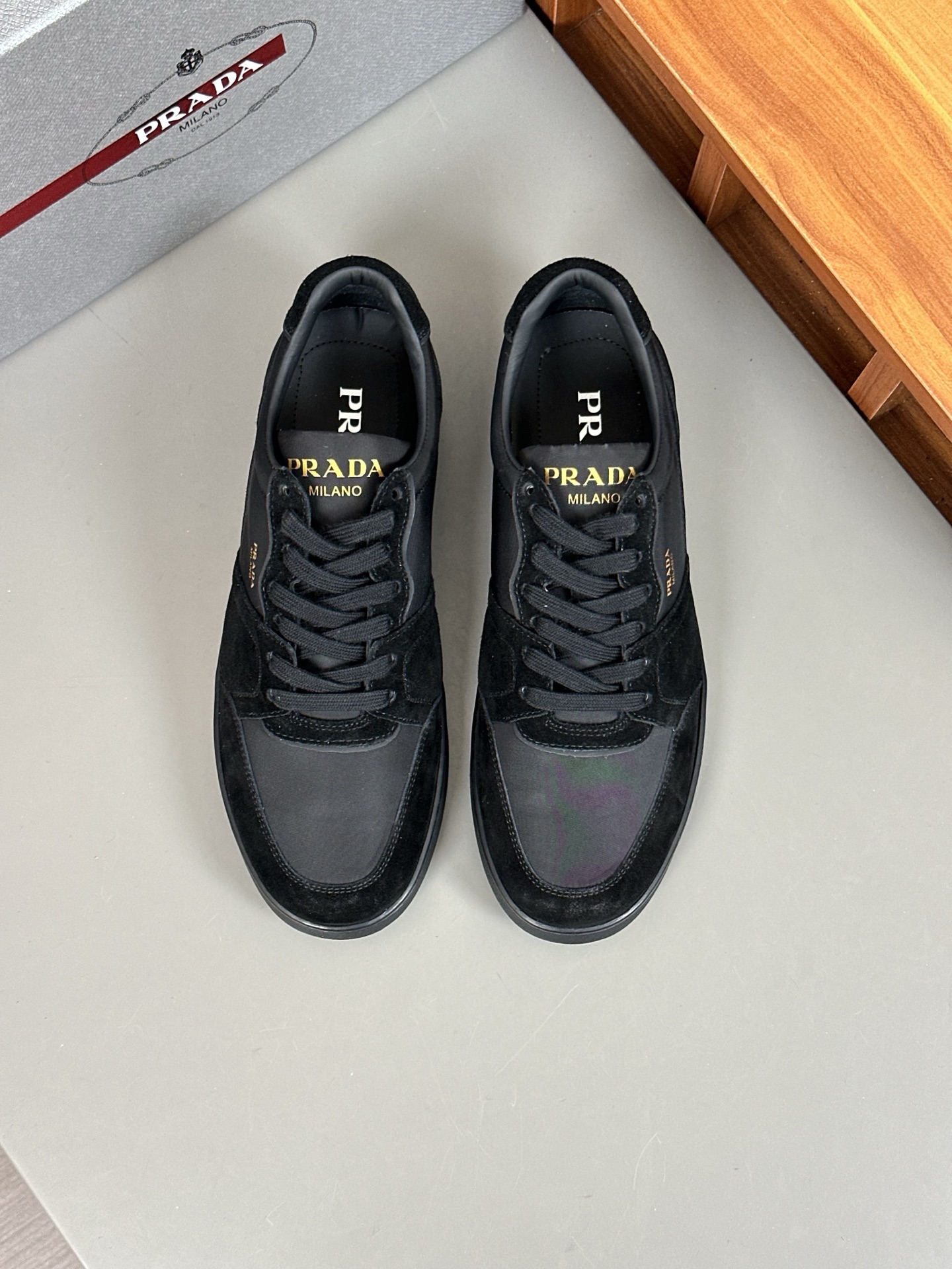 NO:279702,Prad* 2025 new high-end men's sneakers, this sneaker is fashionable and versatile, simple and modern, blending sports style and exquisite details. It is made of leather, matched with rubber soles, imprinted letter logo on the tongue, and the iconic enameled triangle metal logo showing the elegant and exquisite feeling. Size39-44,,prada,prada,sneakers19860909Prad*普拉达2025新品男士高端运动鞋,这款运动鞋时尚百搭,简洁现代,融合运动风格和精致细节.选用皮革材质打造,搭配橡胶鞋底,鞋舌压印字母徽标,标志性的涂珐琅三角形金属徽标尽显高雅考究之感. Size39-44,,prada,prada,sneakers,Men's shoes