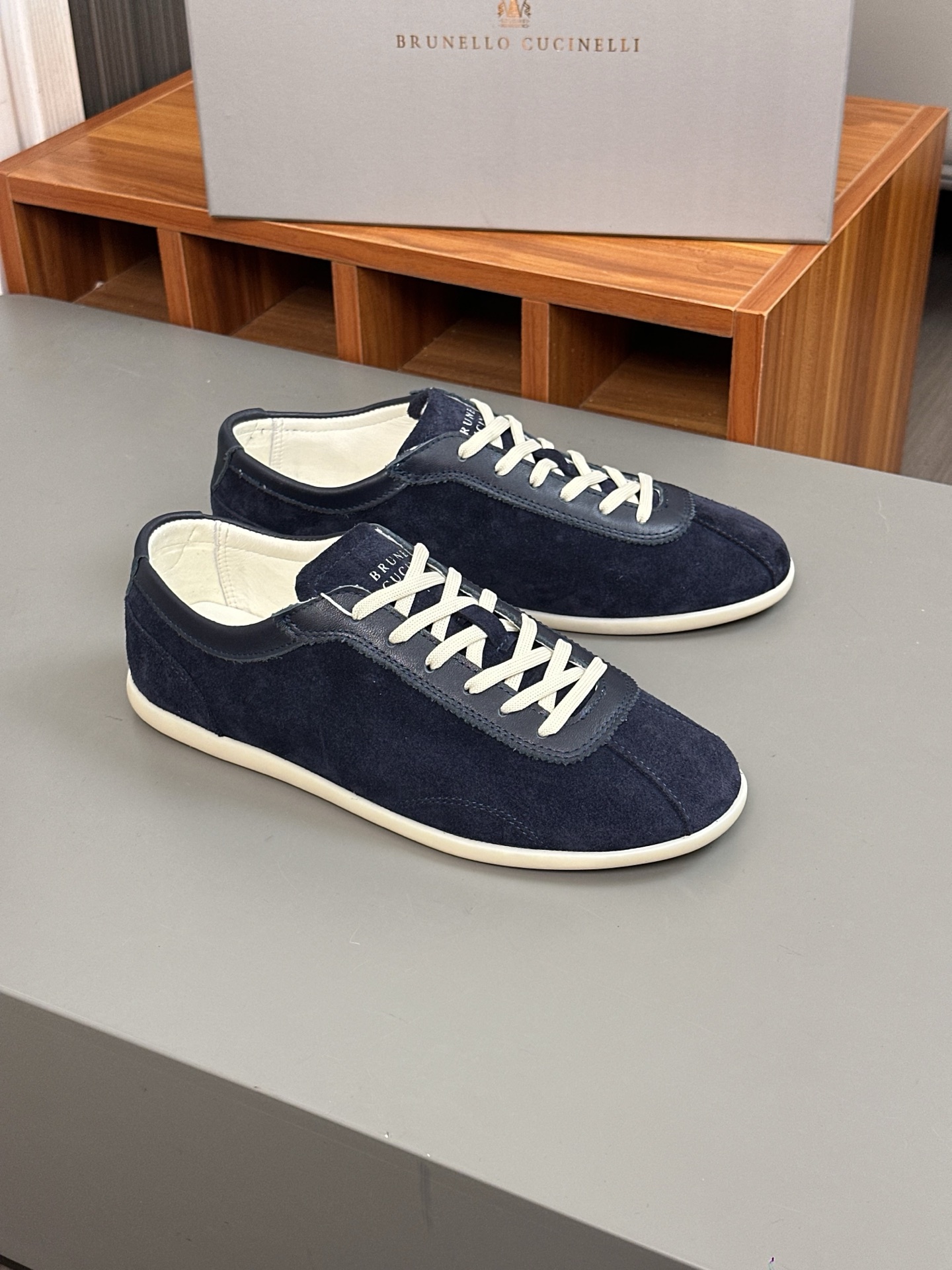Brunello Cucinelli entrenadores de gamuza, zapatos de entrenamiento alemán, zapatos casuales de los 