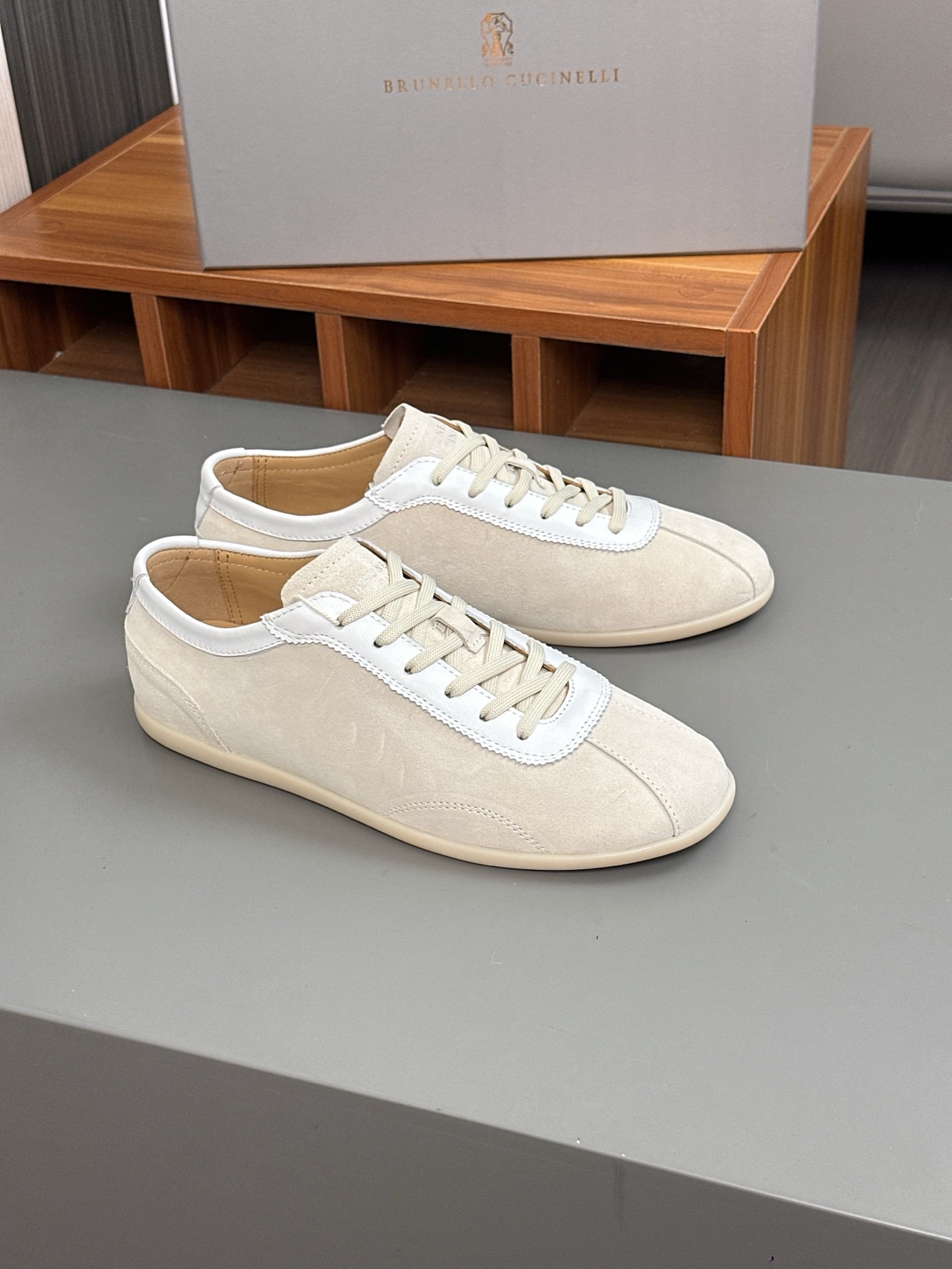 Brunello Cucinelli entrenadores de gamuza, zapatos de entrenamiento alemán, zapatos casuales de los 