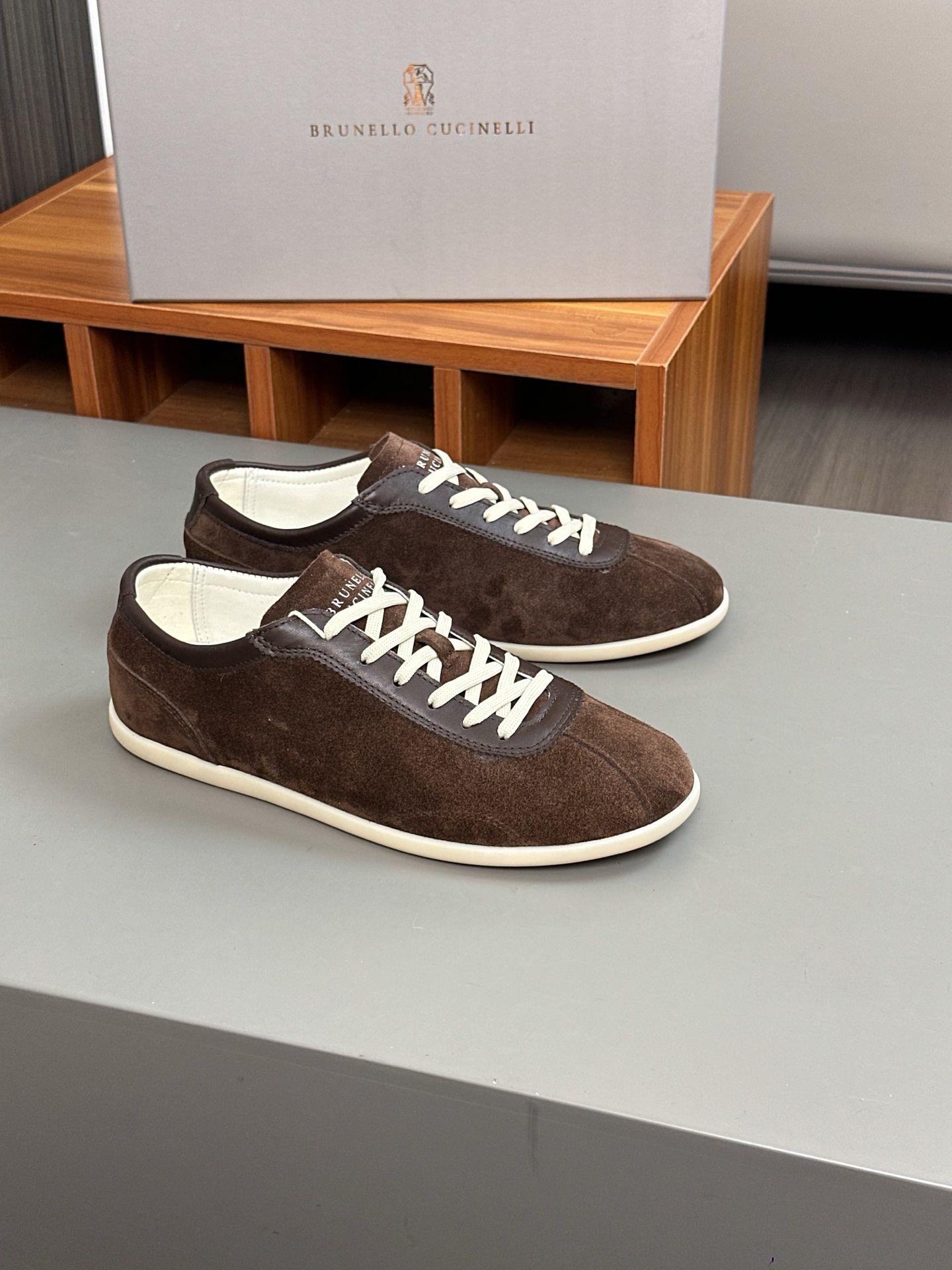 Brunello Cucinelli entrenadores de gamuza, zapatos de entrenamiento alemán, zapatos casuales de los 