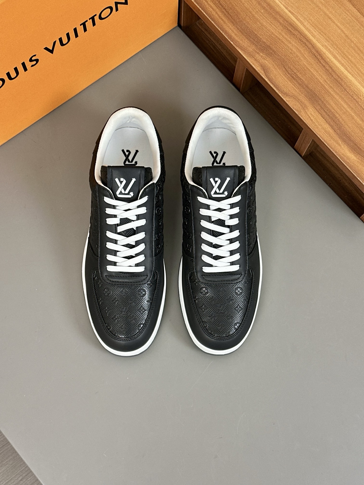 NO:279696,L Men's classic casual sneakers, this Beverly Hills sneakers are soft cowhide leather to depict the classic Monogram embossed, creating an elegant upper. The rubber outsole is thick and light, and is embossed with Louis Vuitton logo embossed. The lining inner sole and technological lining are upgraded to comfort again. The inner lining of Italy imported calfskin is high-end and comfortable, and the original outsole is light and wear-resistant!  Pure handmade, details determine quality!  Size38-44, louis vuitton,sneakers,cowhide19860909L 男士经典休闲运动鞋,本款 Beverly Hills 运动鞋为柔软牛皮革描摹经典 Monogram 压花,塑造优雅鞋面.橡胶外底厚实而不失轻盈,其上点缀路易威登标识压纹.加衬内底和科技内衬再度升级舒适体验.意大利进口小牛皮内里高档舒适,原版大底轻盈耐磨！纯手工制作,细节决定品质！ Size38-44,,louis vuitton,sneakers,cowhide,Men's shoes