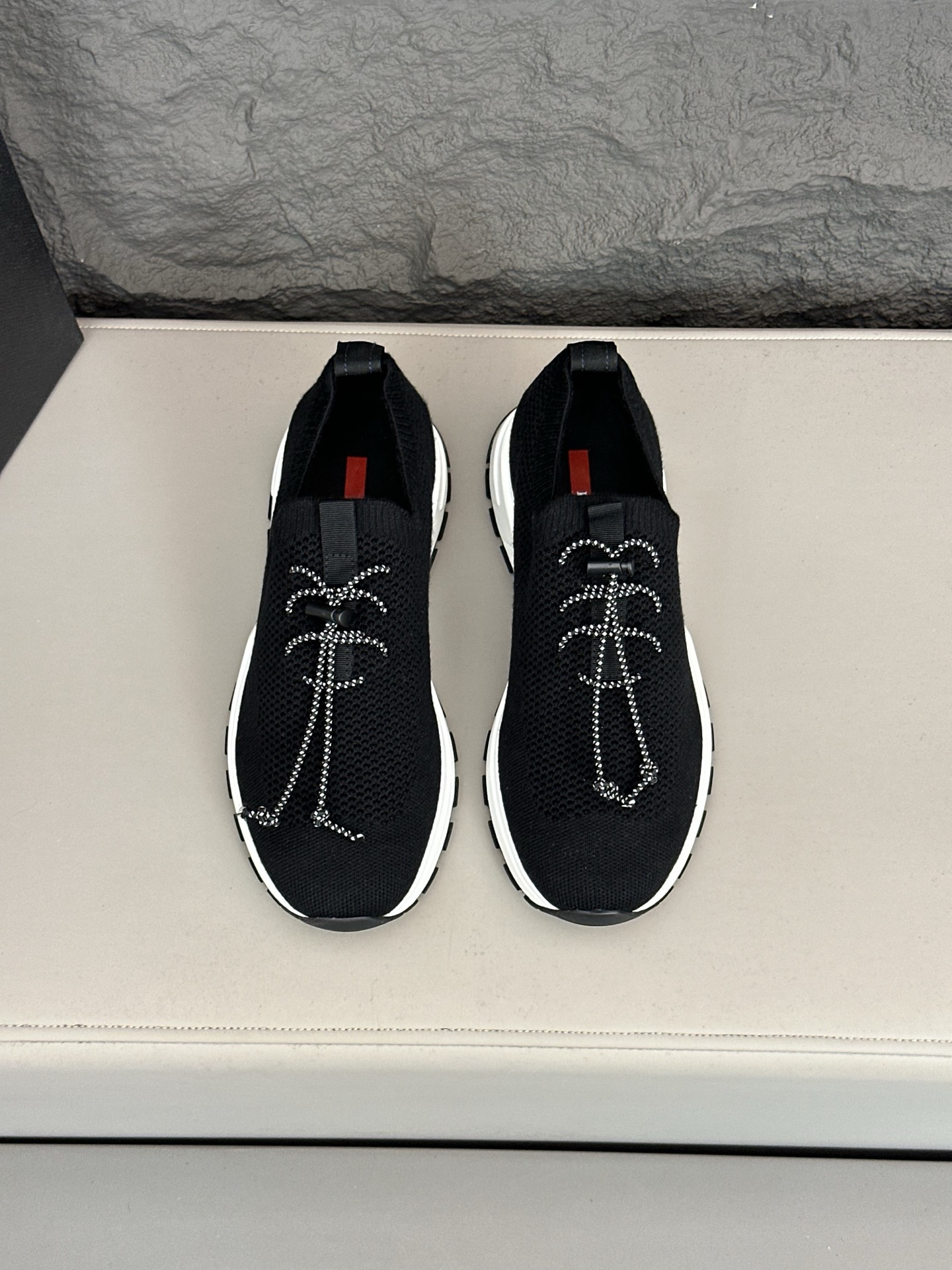 NO:284808,PRAD* — Prad* Fabric Sneakers This recycled nylon sneaker is practical and innovative, with a modern feature, and is paired with a light sole, integrating minimalist detailed design. The upper is decorated with a thermo-locking glue. Screen printed Prad* logo. Removable fabric insole. Size 39-45.,,prada,prada,sneakers19860909PRAD* — 普拉达.织物运动鞋 这款再生尼龙运动鞋兼具实用性与创新性,富有现代特色,搭配轻便的鞋底,融入极简主义细节设计.鞋面点缀锁温压胶装饰.丝网印花Prad*徽标. 可拆卸覆织物鞋垫. 码数39-45.,,prada,prada,sneakers,Men's shoes