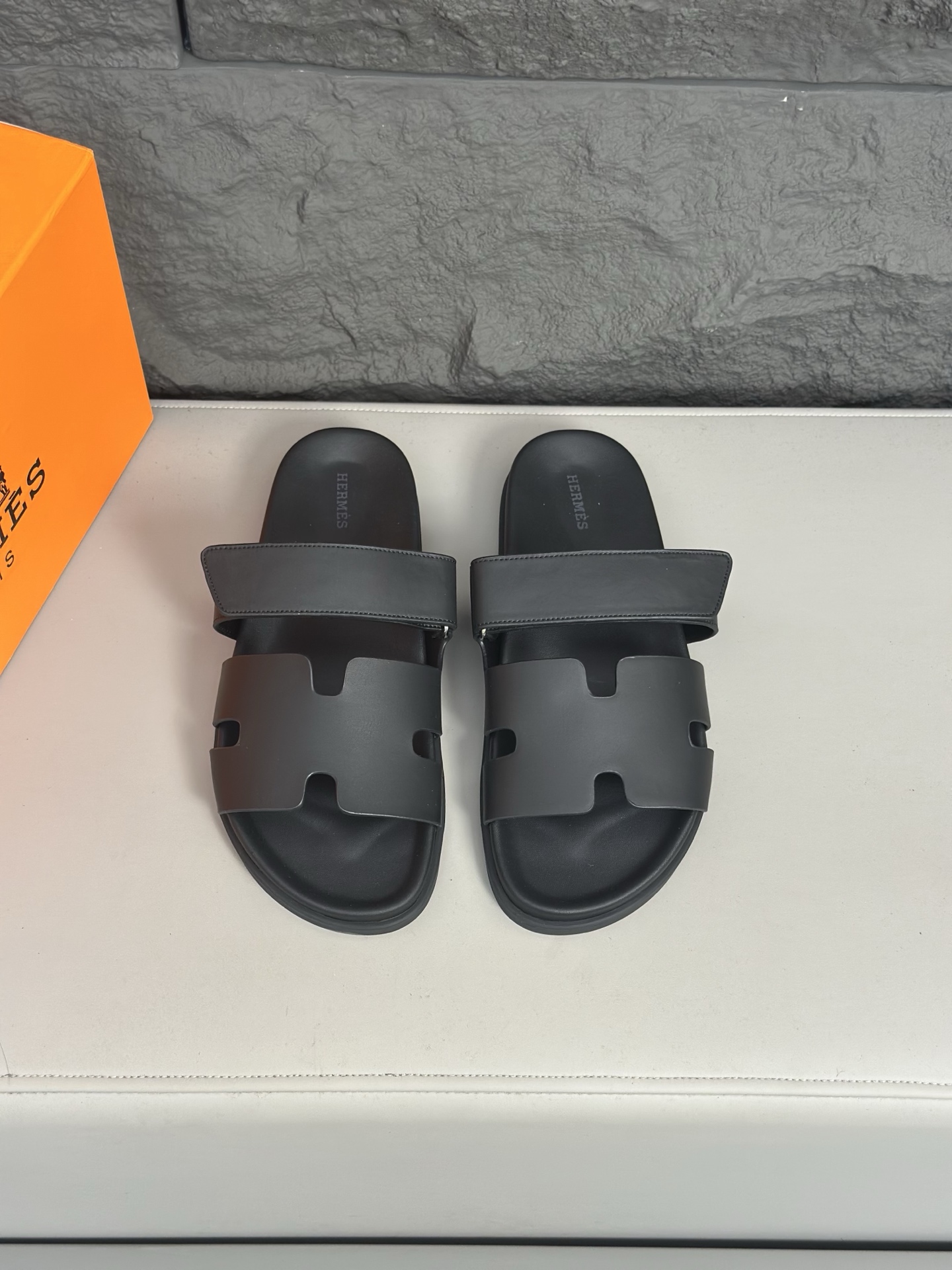NO:344282,【HERMES】New Hermes slippers, fabric cowhide, wear-resistant and non-slip rubber outsole. Fashionable and atmospheric Size 39-44 (38 45 46 customized),,hermes,hermes,slippers,cowhide19860909【HERMES】新款爱马仕拖鞋,面料牛皮,耐磨防滑橡胶大底.时尚大气 码数39-44（38 45 46 订做）,,hermes,hermes,slippers,cowhide,Men's shoes