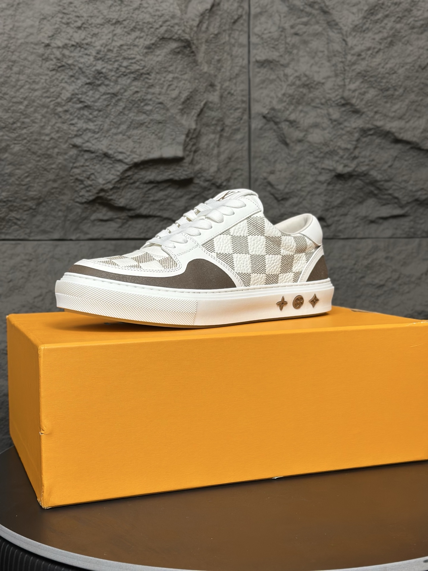 NO:344862,【Louis Vuitton】Louis Vuitton - High-end quality Original single casual sports shoes - Upper Napa calfskin, brand totem canvas cloth, shoe body. Heel; Silk-print brand logo - Inner water dyed cowhide - Outsole ultra-light TPR·rubber; Formed outsole - Ultra-high quality control, fine workmanship highlighted (high-end, noble, grade) -Size 38-44 (45, custom made),,louis vuitton,louis vuitton,cowhide19860909【Louis Vuitton】路易威登 -高端品质 原单休闲运动板鞋 -鞋面纳帕小牛皮、品牌图腾帆布布匹、鞋身.后跟；丝印品牌Logo -内里水染牛皮 -大底超轻TPR·橡胶; 成型大底 -超高品控·做工精细凸显(高端·贵气·档次) -Size 38-44（45,可订做）,,louis vuitton,louis vuitton,cowhide,Men's shoes