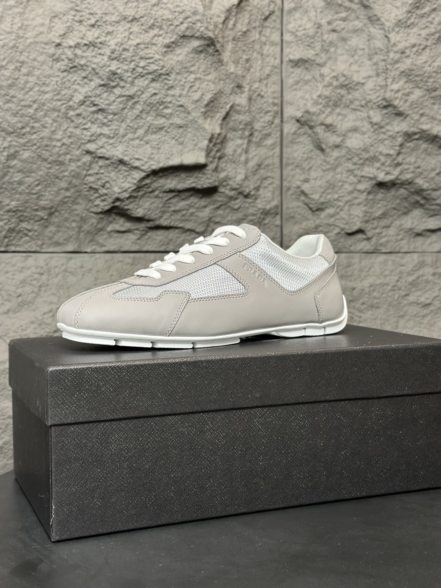 NO:344874,Prada/Prada Men's Leather Casual Sports Shoes, Dongguan's products are very popular!  It uses imported solid color calf leather spliced ​​mesh cowhide upper, three-dimensional geometric segmentation, precision-made, uniform stitching, unobstructed leather texture, multi-color splicing, fashionable and generous, soft, comfortable and breathable, with PRADA letter logo on the outside, classic letter logo on the tongue, fabric lifting shoes on the heel, P home classic sneaker style, matched with fabric inner, silver-scaled logo cowhide feet pads, P home exclusive rubber sole, fine work, and versatile travel products!  With original box packaging dust bag!  Multi-color options!  Size 39-40-41-42-43-44 Standard leather shoe size, prada, prada, sneakers, cowhide19860909Prada/普拉达 男士皮革休闲运动鞋 莞产猛货！采用进口纯色小牛皮拼接网孔牛皮鞋面,立体几何分割,精工制造,缝线均匀,皮质质感一览无余,多色拼接,时尚大方,柔软舒适透气,外侧饰有PRADA字母徽标, 鞋舌饰有经典字母logo,后跟饰有织物提鞋绊,P家经典运动鞋型,搭配织物内里,烫银logo牛皮脚垫,搭配P家专属橡胶大底,细节精工细作,出行百搭佳品！配原盒包装防尘袋！多色可选！ 尺码39-40-41-42-43-44 标准皮鞋码,,prada,prada,sneakers,cowhide,Men's shoes