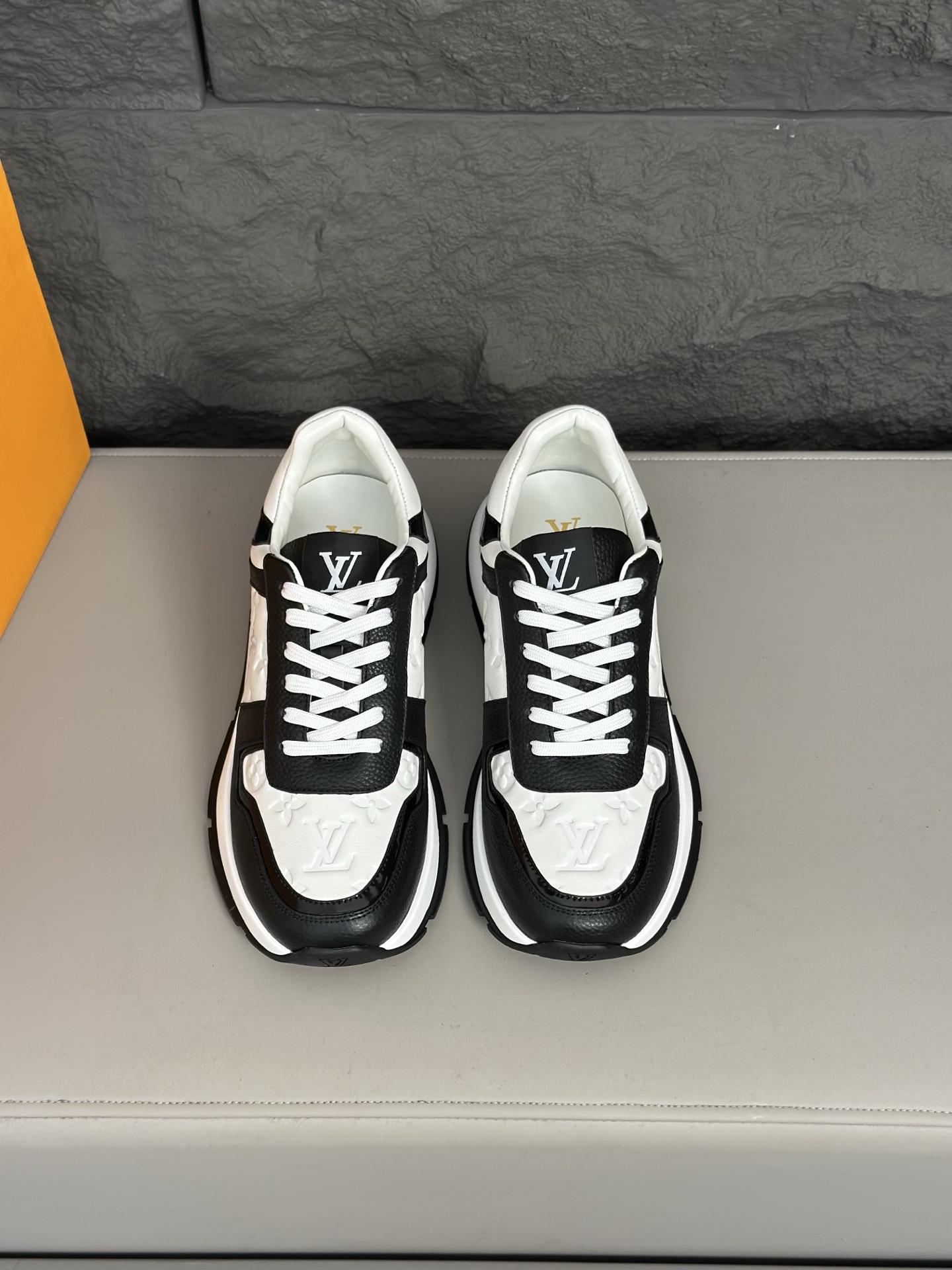 NO:344848,【Louis Vuitton】Louis Vuitton - High-end quality Original single casual sneakers - Upper lying pattern calfskin, Napa calfskin air compressor brand totem, shoe tongue; Brand Logo cloth - Inner water dyed cowhide - Outsole ultra-light TPU. Rubber foam; Two-color molded outsole - Ultra-high quality control, fine workmanship highlighted (high-end, noble, grade) -Size 39-44 (38,45, custom made),,louis vuitton,louis vuitton,sneakers,cowhide19860909【Louis Vuitton】路易威登 -高端品质 原单休闲运动鞋 -鞋面荔纹小牛皮、纳帕小牛皮空压品牌图腾、鞋舌；品牌Logo布标 -内里水染牛皮 -大底超轻TPU.橡胶发泡; 双色成型大底 -超高品控·做工精细凸显(高端·贵气·档次) -Size 39-44（38,45,可订做),,louis vuitton,louis vuitton,sneakers,cowhide,Men's shoes