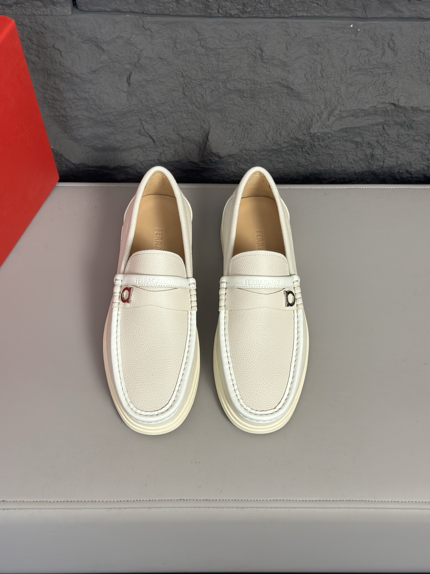 NO:349895,Ferragam's new men's driving shoes, versatile soft leather loafers are coming!  The fabric is made of fully imported cowhide, with visible texture, heavy industry car line, inner lining dyed calf leather, standard logo cowhide foot pad, big brand experience, soft and comfortable on the feet, men's perfect, special anti-slip and wear-resistant rubber sole, easy to control various occasions, soft rubber sole, lightweight and comfortable, see the video details for details, it is absolutely casual, classic, comfortable and breathable, wear-resistant and non-slip!  Packed with original box!  Size 39-40-41-42-43-44 Leather Shoes Size Customizable 38.45 Cannot be returned and exchanged Item No. 9876-A leather buckle, ferragamo, ferragamo, loafers, cowhide19860909Ferragam菲拉格慕新款男士驾车鞋,一脚蹬百搭软皮乐福鞋清凉来袭！面料采用全进口牛皮,看得见的质感,重工车线,内里本染小牛皮,标配logo牛皮垫脚,大牌体验,上脚柔软舒适,男士臻享,专用防滑耐磨橡胶鞋底,轻松驾驭各种场合,柔软橡胶鞋底,轻质舒适,详情见视频细节,妥妥的休闲经典舒适透气,耐磨防滑！配原盒包装！ 尺码39-40-41-42-43-44皮鞋尺码 可定制38.45不能退换 货号9876-A皮扣咖色,,ferragamo,ferragamo,loafers,cowhide,Men's shoes