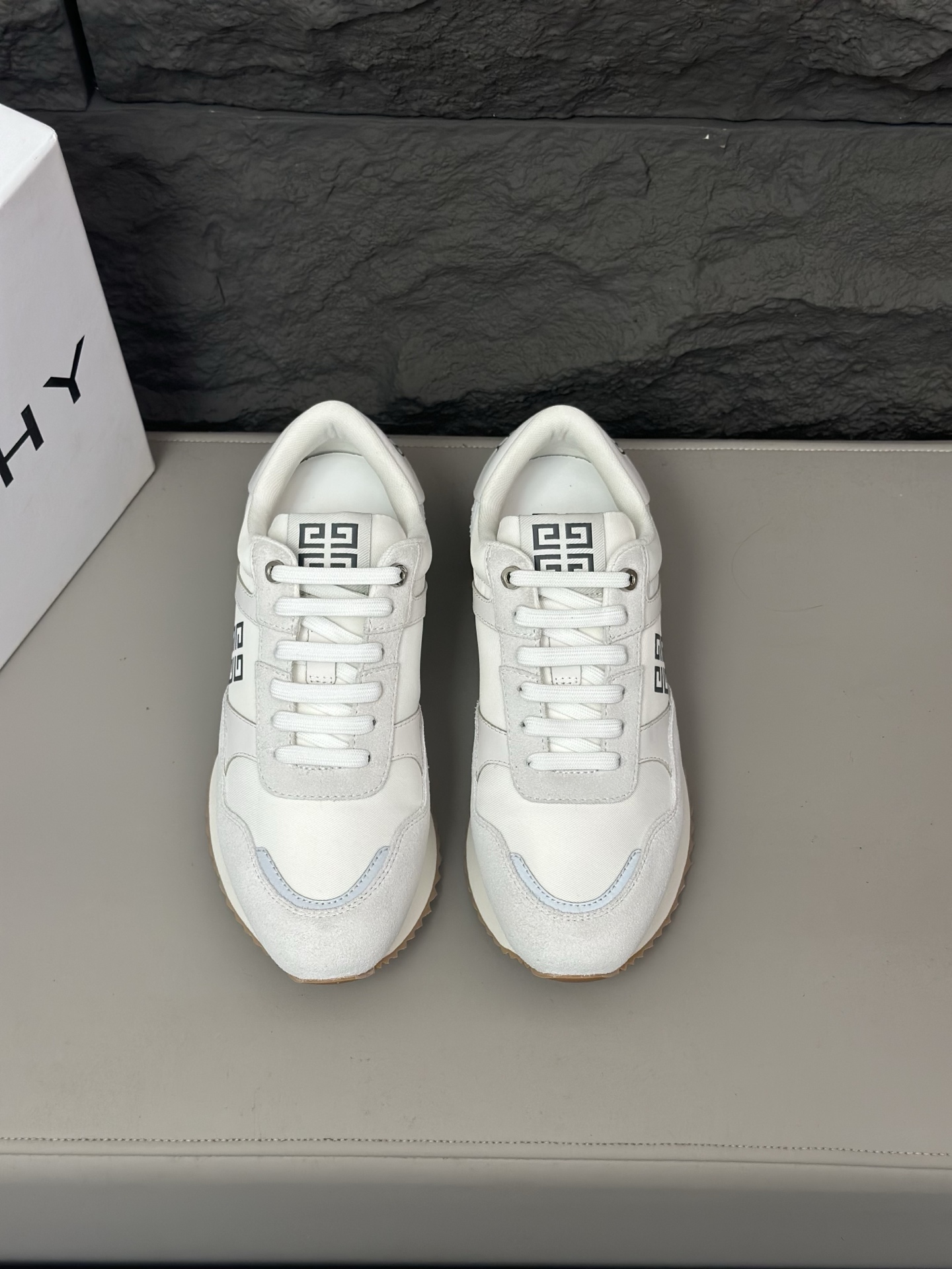 NO:346752,Men's low-top casual shoes - made of translucent leather material, with 4G LOGO embellished with the tongue, and logo letter print on the sides - retro design, lightweight technology sole. Size 39-45,19860909男士低帮休闲鞋 -采用翻毛皮革材质,鞋舌点缀4G LOGO,侧面饰以logo字母印花 -复古设计,轻盈科技鞋底. 码数39-45,,Men's shoes