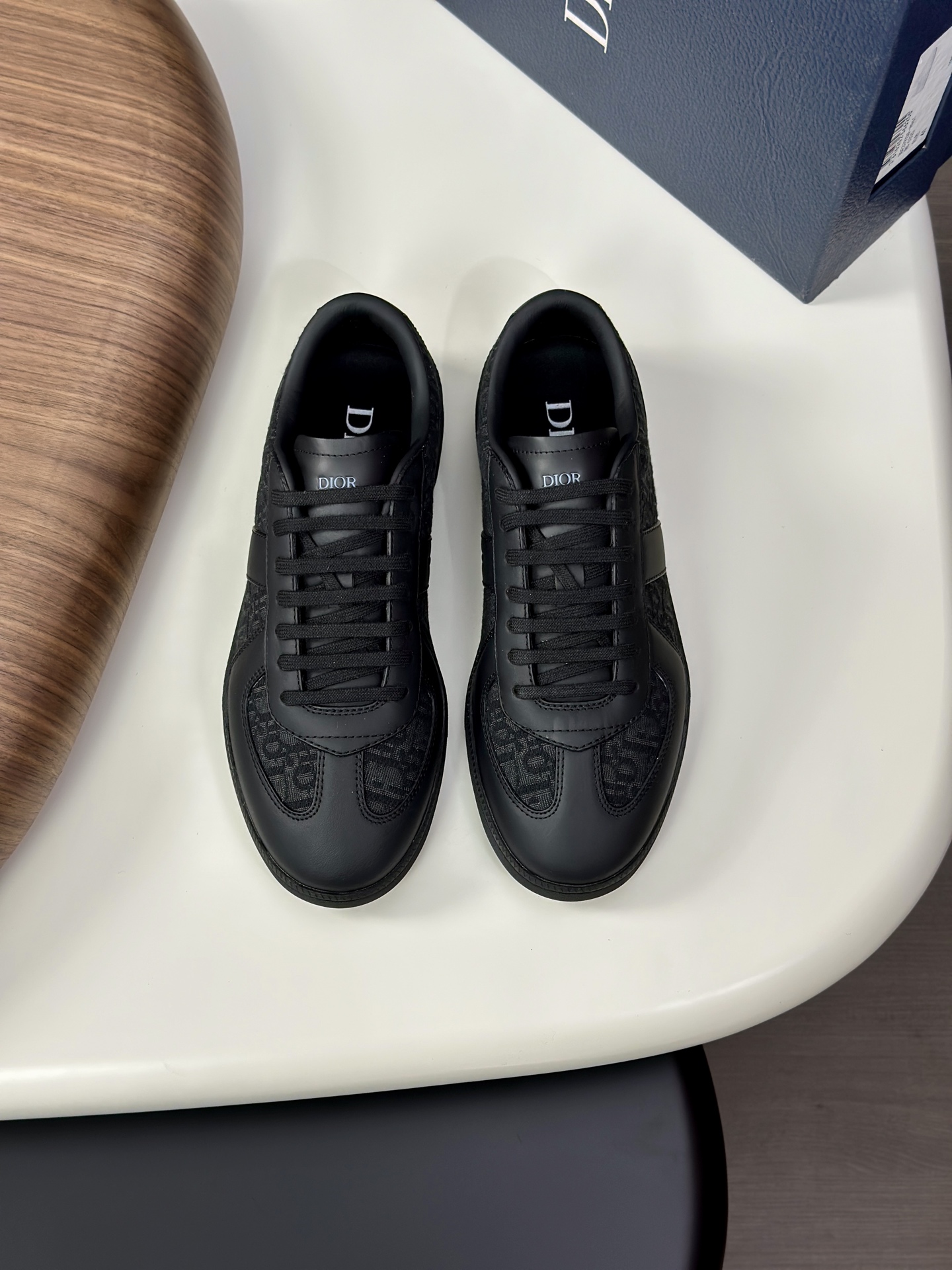 NO:349836,* — Dio. Dio's new casual sneakers define your fashion pace. Boldly use innovative technology fabrics to create a futuristic shoe body outline. Light and breathable mesh material, paired with unique texture coating technology, presents a refreshing visual effect, as if it is a fashionable item from the future world. Whether it is matched with casual clothing or a mix and match formal style, Dio* D-Sketch sneakers can be easily controlled, injecting a futuristic fashion atmosphere into your overall look. From the street to the show, it is an indispensable trendy tool for you. The upper is made of high-tech mesh material, light and breathable, and fits your feet like a second layer of skin, and can remain dry and comfortable even in the hot summer. The delicate mesh structure gives the shoe a unique visual effect and shows the futuristic aesthetic.  Number of codes 39-44 (38, 45 customized), dior, dior, sneakers19860909* — 迪奥.迪奥新款休闲运动鞋,定义你的时尚步伐 大胆采用创新科技面料,打造出极具未来感的鞋身轮廓.轻盈透气的网眼材质,搭配质感独特的涂层工艺,呈现出令人耳目一新的视觉效果,仿佛来自未来世界的时尚单品. 无论是搭配休闲服饰,还是混搭正装造型,Dio* D-Sketch 运动鞋都能轻松驾驭,为你的整体造型注入一抹未来感十足的时尚气息.从街头到秀场,它都是你不可或缺的潮流利器. 鞋面采用高科技网眼材质,轻盈透气,如同第二层肌肤般贴合双脚,即使在炎炎夏日也能保持干爽舒适.细腻的网眼结构,赋予鞋款独特的视觉效果,尽显未来主义美学. 码数39-44（38、45订做）,,dior,dior,sneakers,Men's shoes