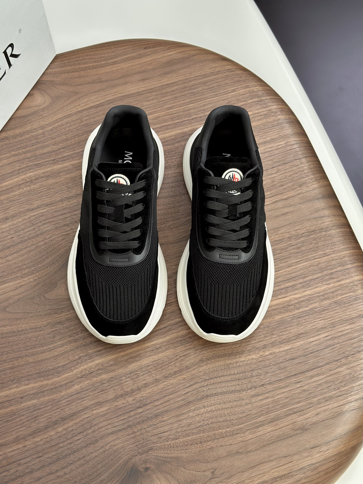 NO:353773,[Moncler/Shield] Top size 39-44 (38 45 can be customized) Moncler mask men's shoes and sports shoes, imported cowhide and neoprene rubber. Various materials are spliced ​​together. The upper is designed with shoelaces and rubber inserts, the heel Moncler logo, and the outsole is made of TPU + rubber + high elastic rubber foam combination. It has high elasticity and high wear resistance and improves comfort. It is worth buying whether it is the upper or color design!  , Moncler,sneakers,cowhide19860909【Moncler/蒙口】 顶级 码数39-44（38 45可定做） Moncler蒙口 男鞋运动鞋,进口牛皮面、氯丁橡胶 各种材质拼接打造,鞋面采用鞋带和橡胶嵌件设计,后跟Moncler标志,大底采用TPU+橡胶+高弹橡胶发泡组合成型,具有高弹性高耐磨性,提高舒适性,无论是鞋面还是颜色设计都值得入手！,,Moncler,sneakers,cowhide,Men's shoes