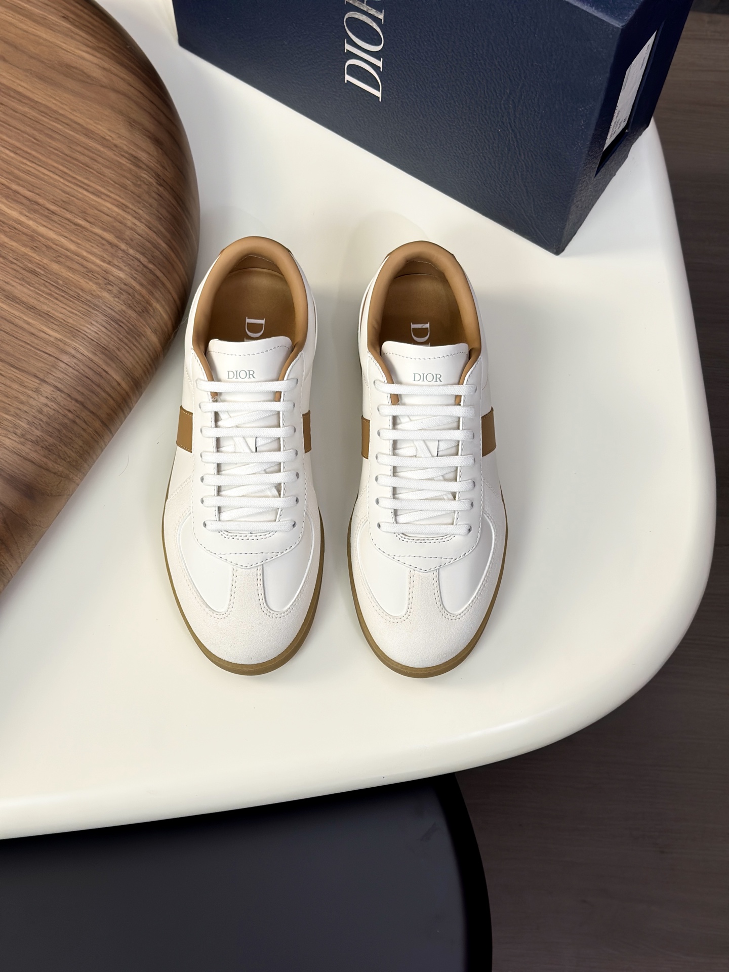 NO:351254,* — Dio. Dio's new casual sneakers define your fashion pace. Boldly use innovative technology fabrics to create a futuristic shoe body outline. Light and breathable mesh material, paired with unique texture coating technology, presents a refreshing visual effect, as if it is a fashionable item from the future world. Whether it is matched with casual clothing or a mix and match formal style, Dio* D-Sketch sneakers can be easily controlled, injecting a futuristic fashion atmosphere into your overall look. From the street to the show, it is an indispensable trendy tool for you. The upper is made of high-tech mesh material, light and breathable, and fits your feet like a second layer of skin, and can remain dry and comfortable even in the hot summer. The delicate mesh structure gives the shoe a unique visual effect and shows the futuristic aesthetic.  Number of codes 39-44 (38, 45 customized), dior, dior, sneakers19860909* — 迪奥.迪奥新款休闲运动鞋,定义你的时尚步伐 大胆采用创新科技面料,打造出极具未来感的鞋身轮廓.轻盈透气的网眼材质,搭配质感独特的涂层工艺,呈现出令人耳目一新的视觉效果,仿佛来自未来世界的时尚单品. 无论是搭配休闲服饰,还是混搭正装造型,Dio* D-Sketch 运动鞋都能轻松驾驭,为你的整体造型注入一抹未来感十足的时尚气息.从街头到秀场,它都是你不可或缺的潮流利器. 鞋面采用高科技网眼材质,轻盈透气,如同第二层肌肤般贴合双脚,即使在炎炎夏日也能保持干爽舒适.细腻的网眼结构,赋予鞋款独特的视觉效果,尽显未来主义美学. 码数39-44（38、45订做）,,dior,dior,sneakers,Men's shoes