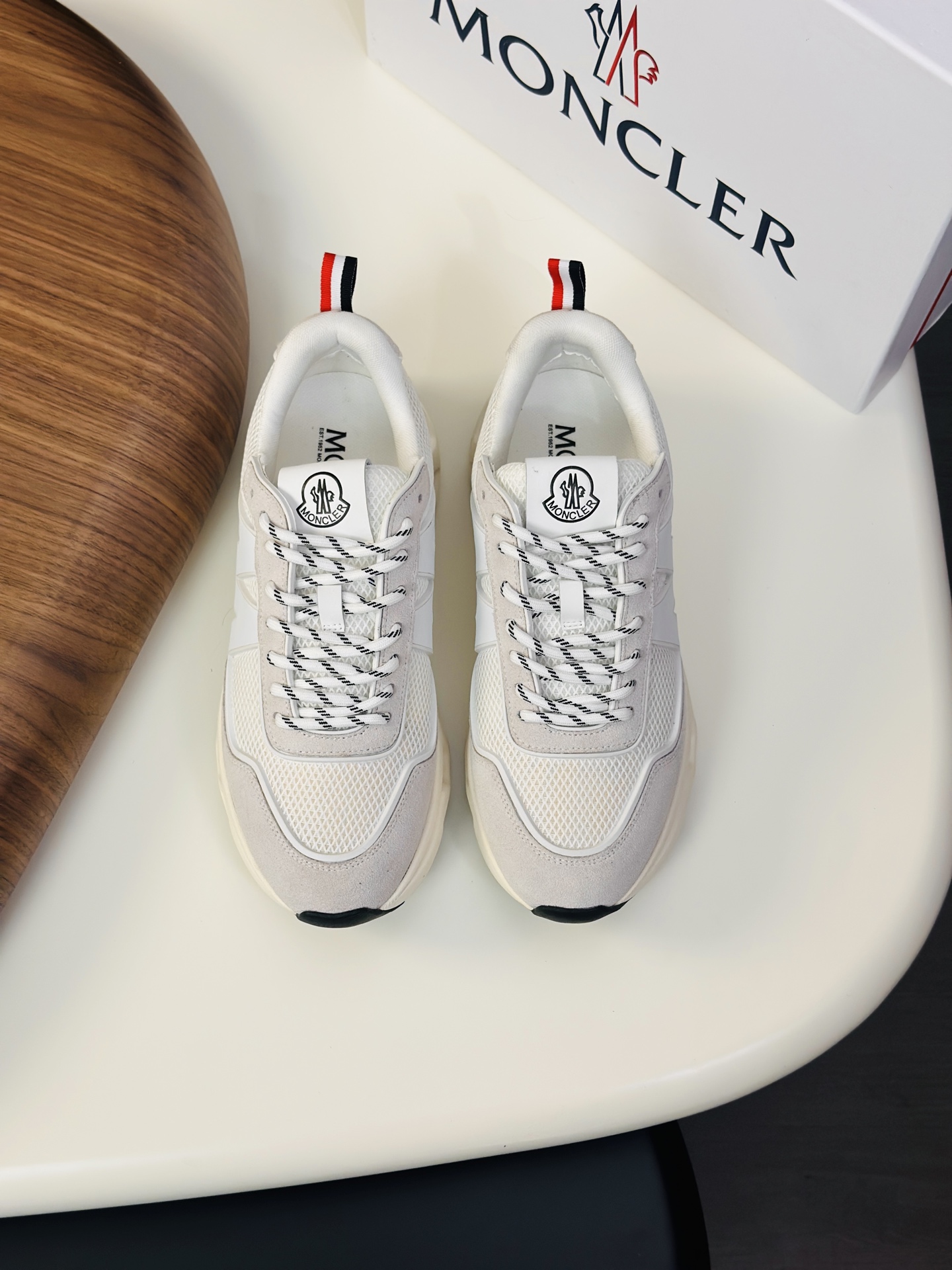 NO:353756,[Moncler/Shield] Top size 39-44 (38 45 can be customized) Moncler mask men's shoes and sports shoes, imported breathable mesh, neoprene rubber, various materials are spliced ​​together, the upper is designed with shoelaces and rubber inserts, the heel Moncler logo, the outsole is made of TPU + rubber + high elastic rubber foam combination, which has high elasticity and high wear resistance, and improves comfort. It is worth buying whether it is the upper or color design!  , Moncler,sneakers19860909【Moncler/蒙口】 顶级 码数39-44（38 45可定做） Moncler蒙口 男鞋运动鞋,进口透气网面、氯丁橡胶 各种材质拼接打造,鞋面采用鞋带和橡胶嵌件设计,后跟Moncler标志,大底采用TPU+橡胶+高弹橡胶发泡组合成型,具有高弹性高耐磨性,提高舒适性,无论是鞋面还是颜色设计都值得入手！,,Moncler,sneakers,Men's shoes