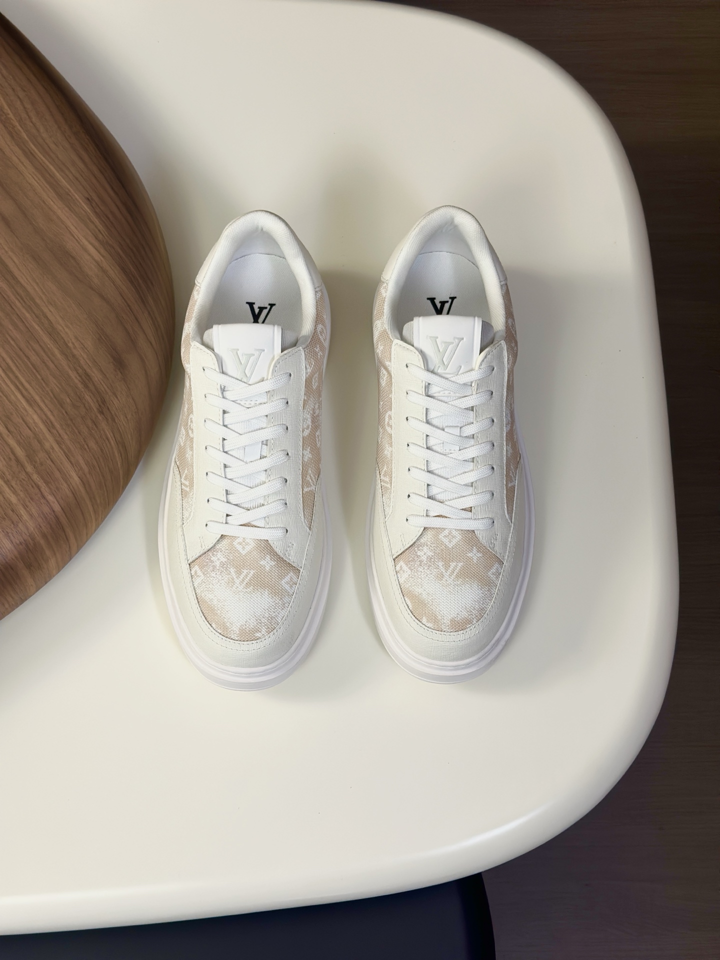 NO:350946,L Men's classic casual sneakers, this Beverly Hills sneakers are made of soft cowhide leather to depict classic Monogram prints, creating an elegant upper. The rubber outsole is thick and light, and is embossed with Louis Vuitton logo embossed. The lining inner sole and technological lining are upgraded to comfort again. The inner lining of Italy imported calfskin is high-end and comfortable, and the original outsole is light and wear-resistant!  Pure handmade, details determine quality!  Size38-44, louis vuitton,sneakers,cowhide19860909L 男士经典休闲运动鞋,本款 Beverly Hills 运动鞋为柔软牛皮革描摹经典 Monogram 印花,塑造优雅鞋面.橡胶外底厚实而不失轻盈,其上点缀路易威登标识压纹.加衬内底和科技内衬再度升级舒适体验.意大利进口小牛皮内里高档舒适,原版大底轻盈耐磨！纯手工制作,细节决定品质！ Size38-44,,louis vuitton,sneakers,cowhide,Men's shoes